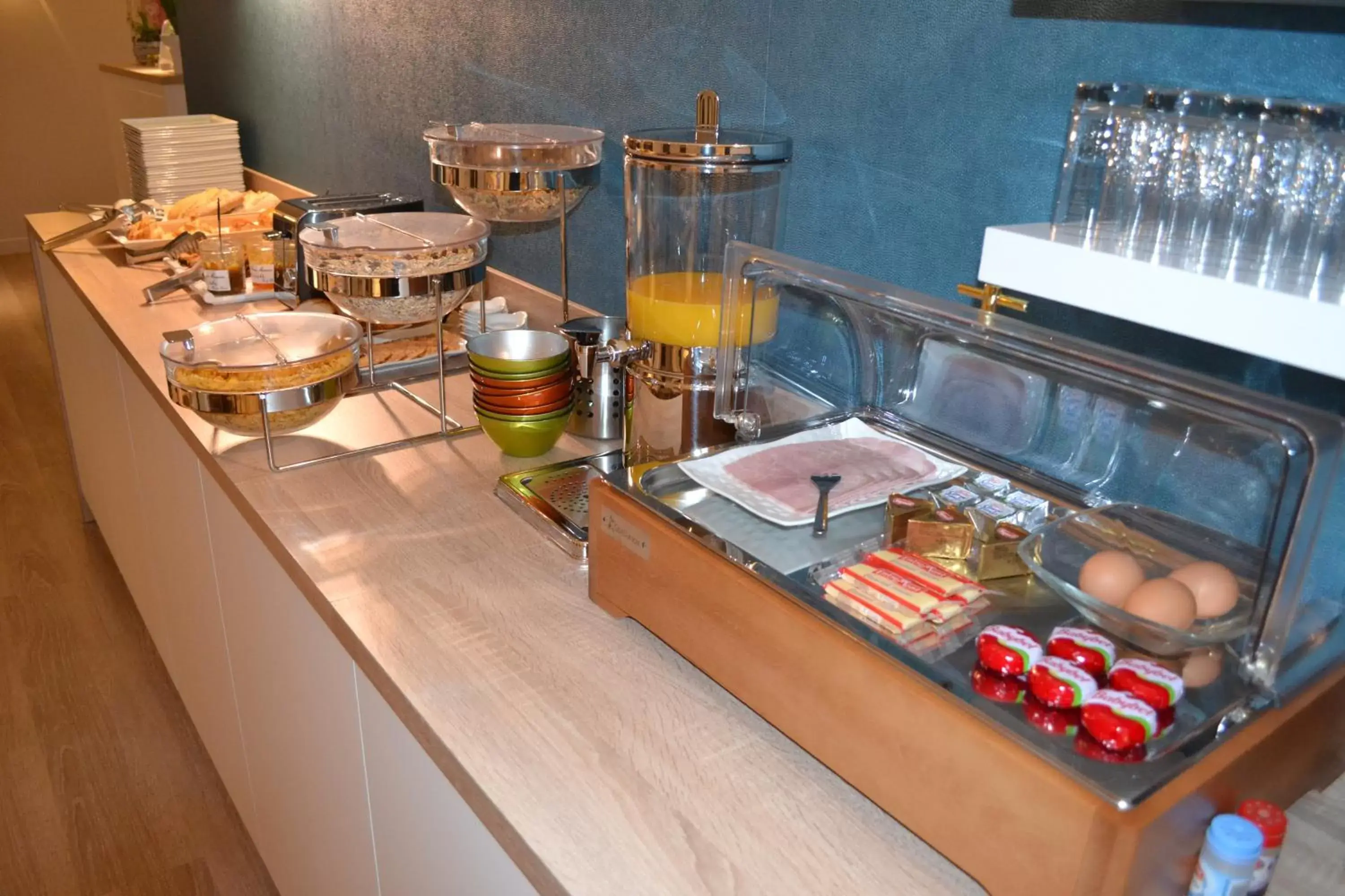 Buffet breakfast, Food in Brit Hotel Les Alizes
