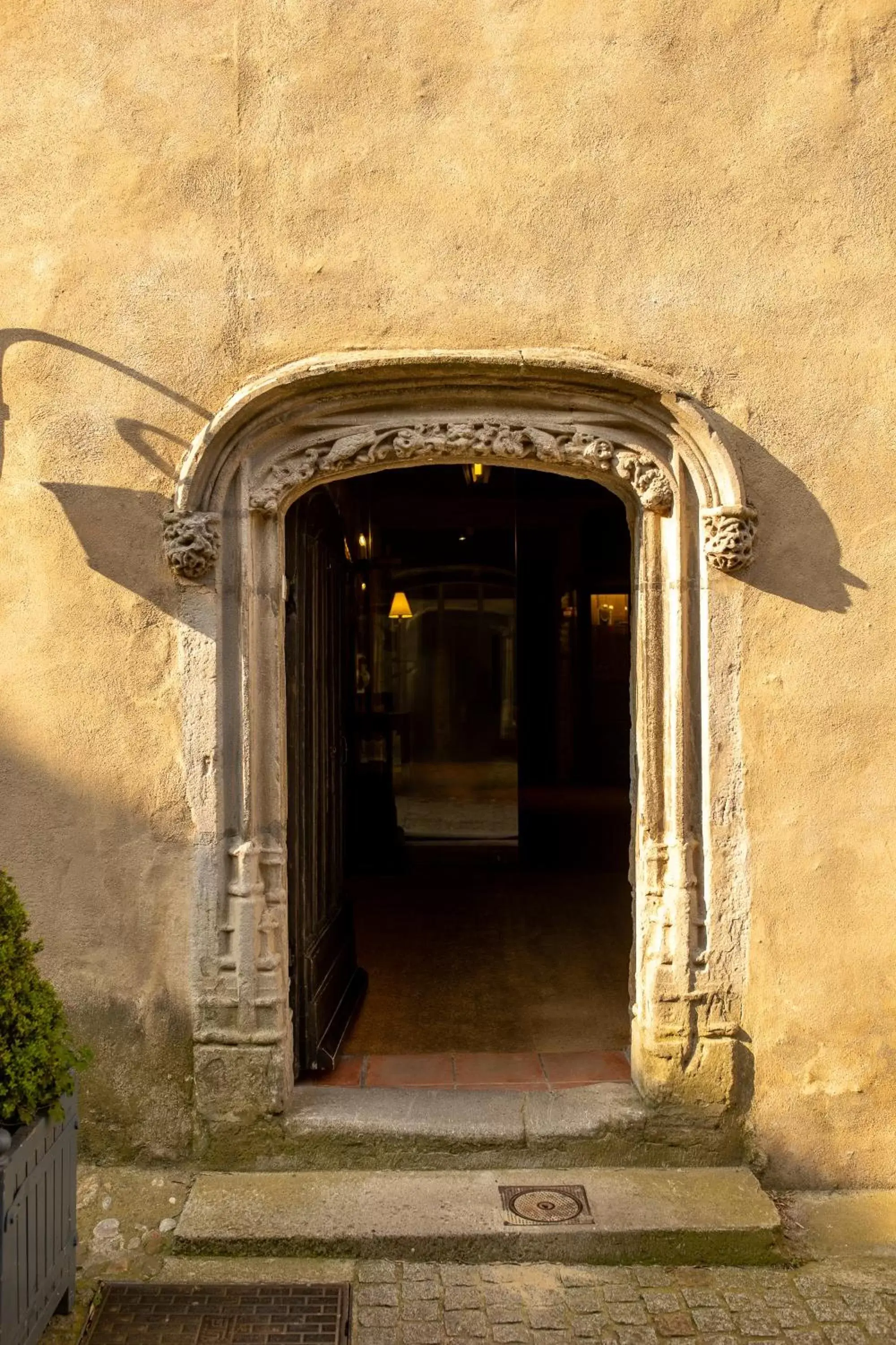 Facade/entrance in Hôtel Le Donjon - Cœur de La Cité Médiévale