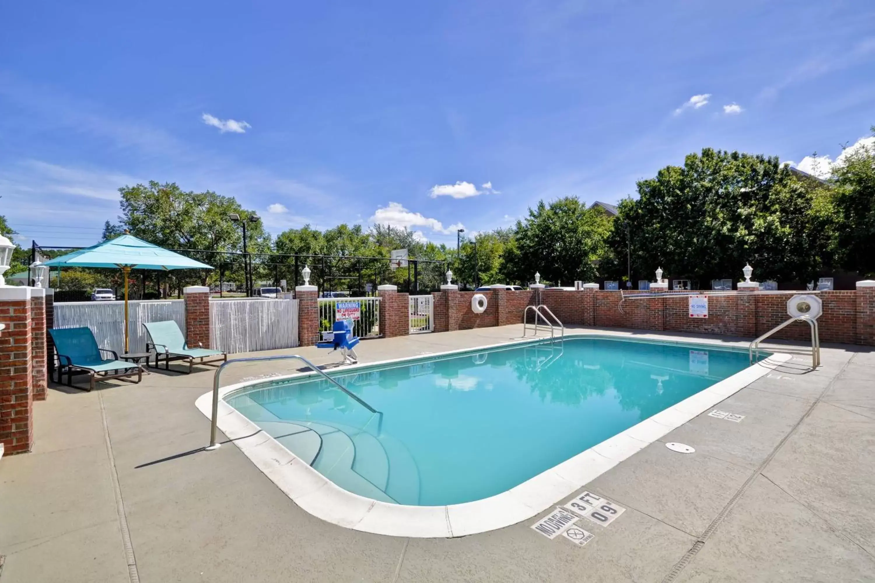 Swimming Pool in Residence Inn by Marriott Jacksonville Airport