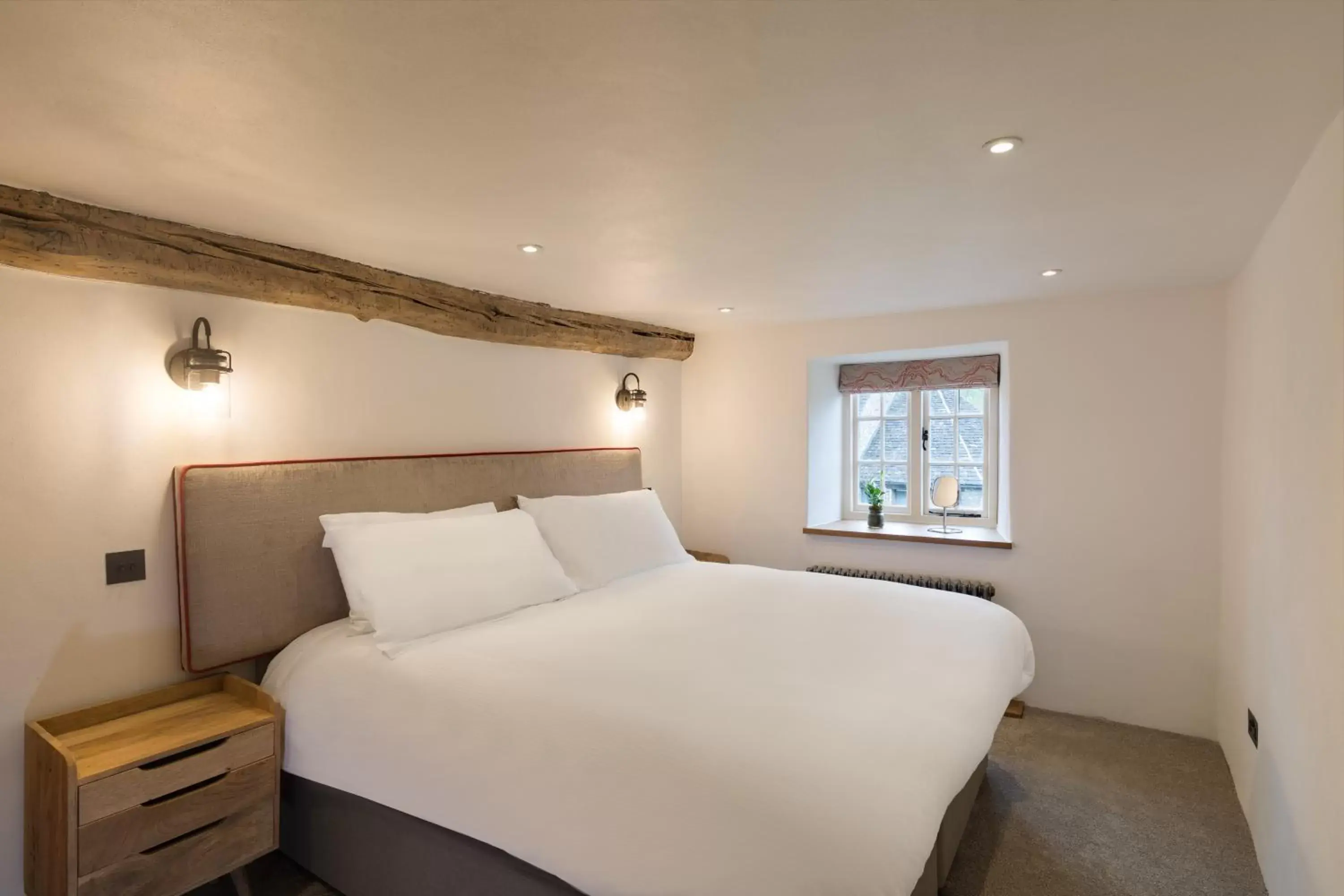 Bedroom, Bed in The Royal Oak Tetbury