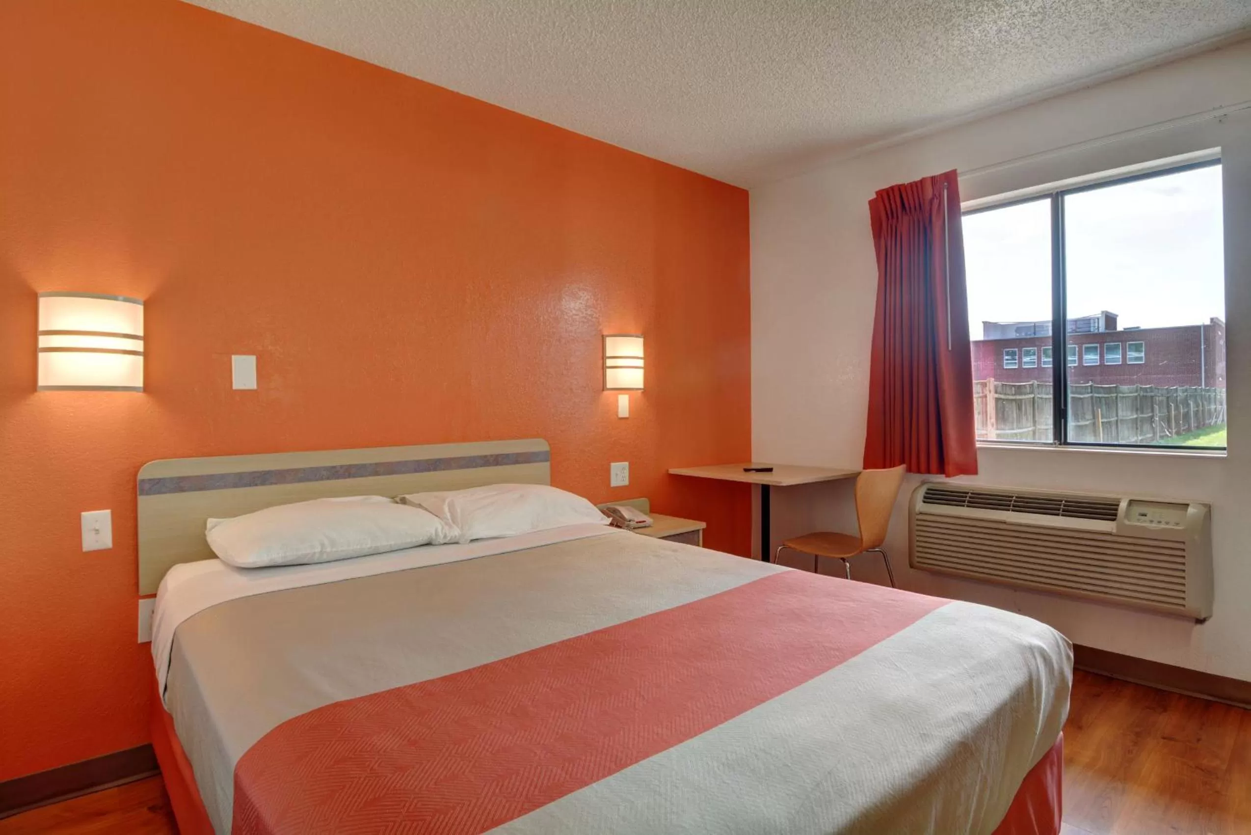 Bedroom, Bed in Motel 6-Wethersfield, CT - Hartford