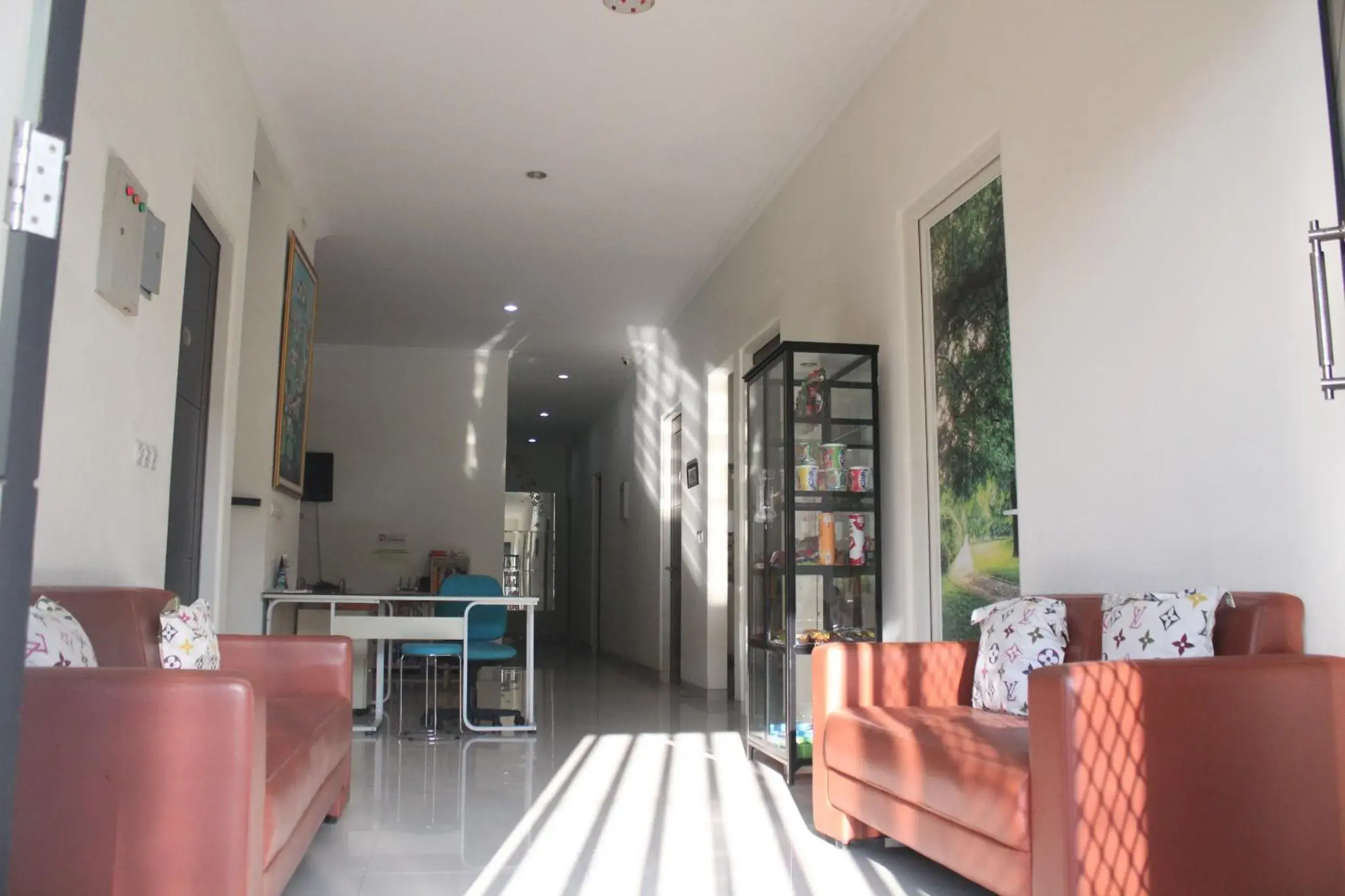 Communal lounge/ TV room, Seating Area in IKIRU to live Hotel