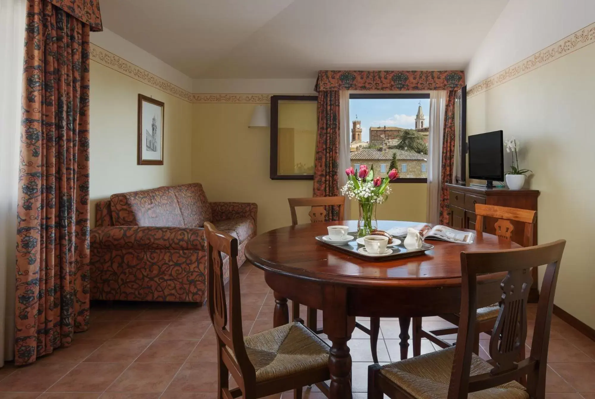 Living room, Dining Area in Hotel San Gregorio