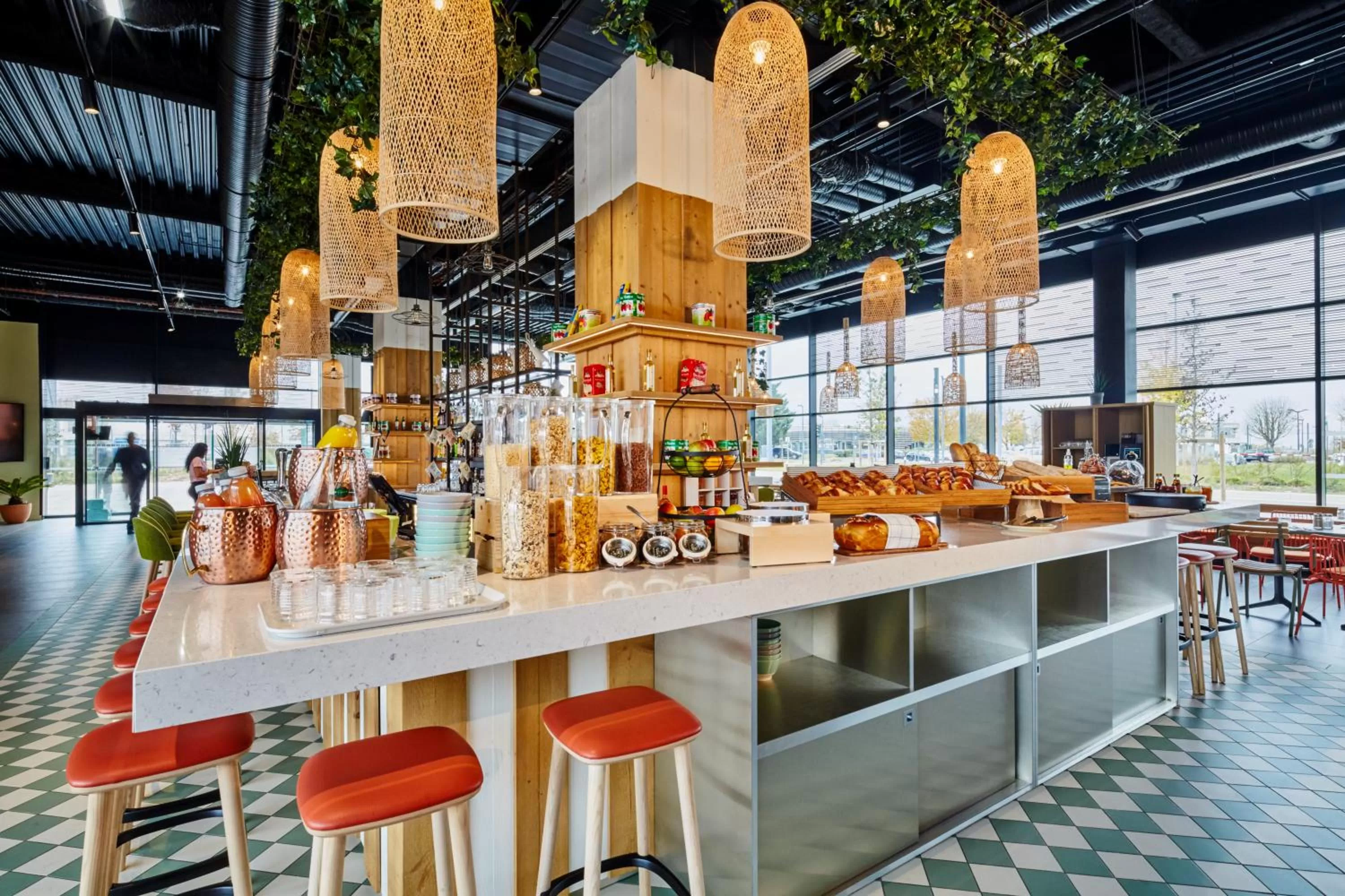 Food and drinks in Mercure Paris Orly Airport