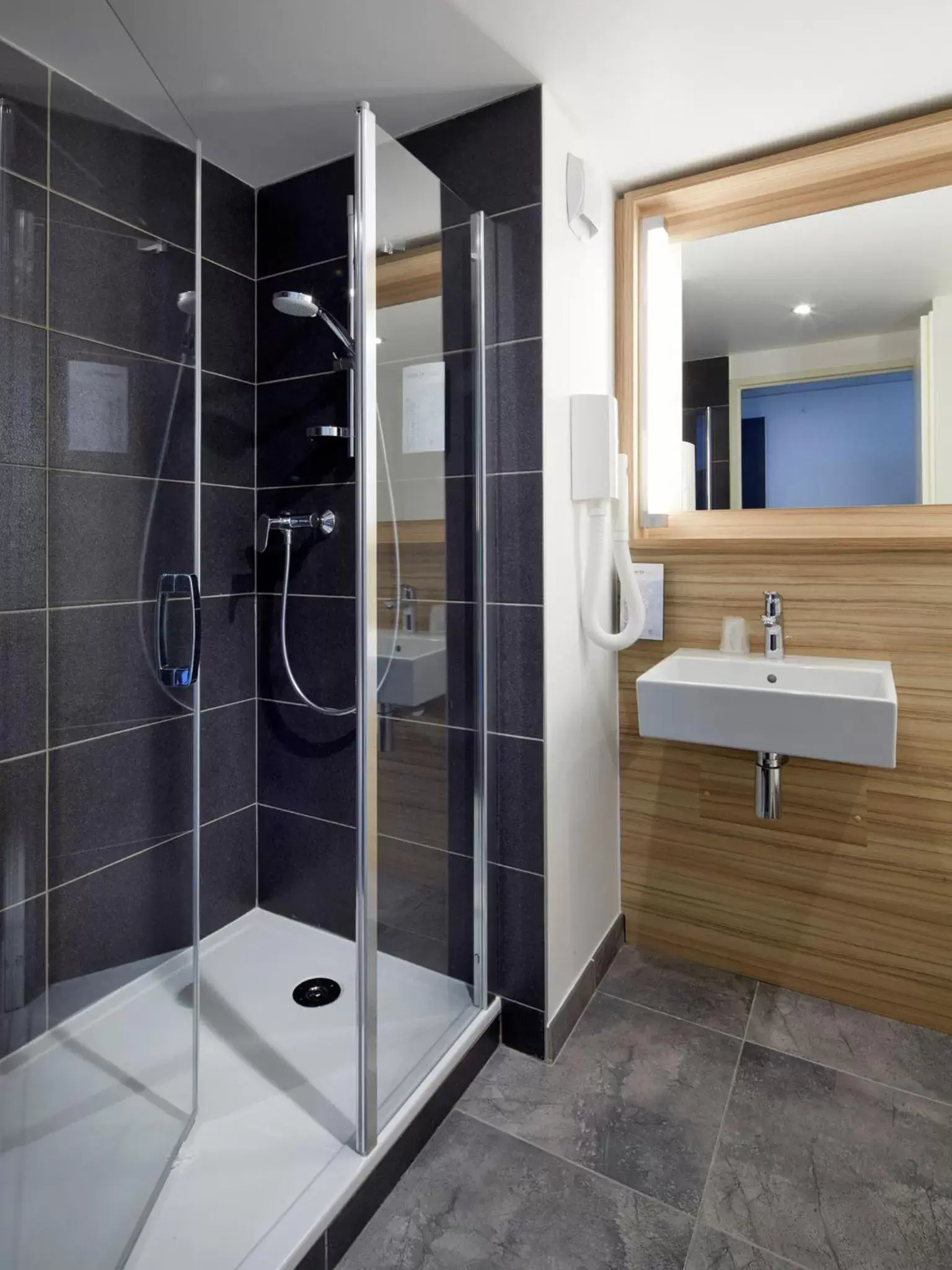 Shower, Bathroom in Campanile Ales Centre - Cévennes