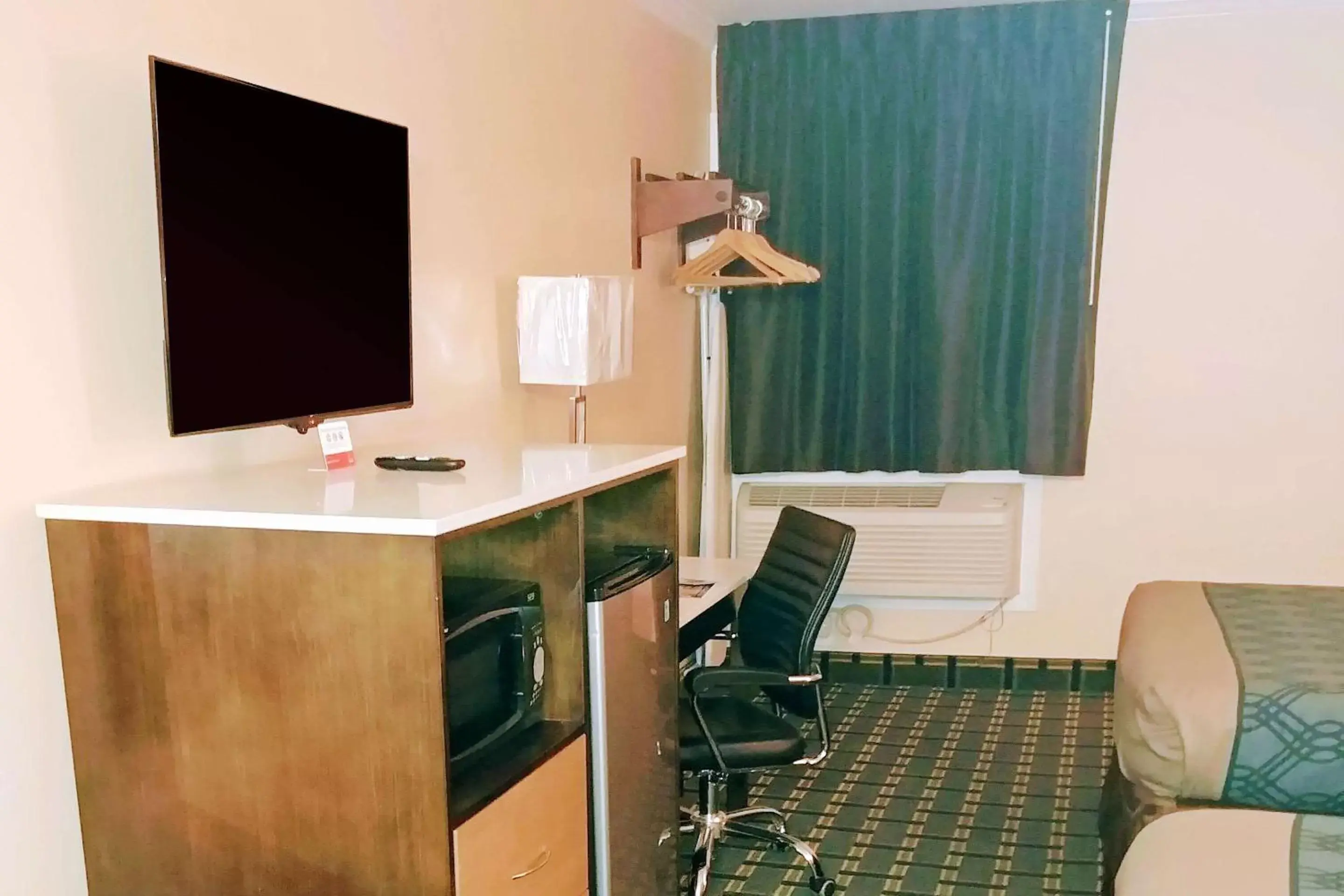Photo of the whole room, TV/Entertainment Center in Econo Lodge Milldale-Southington