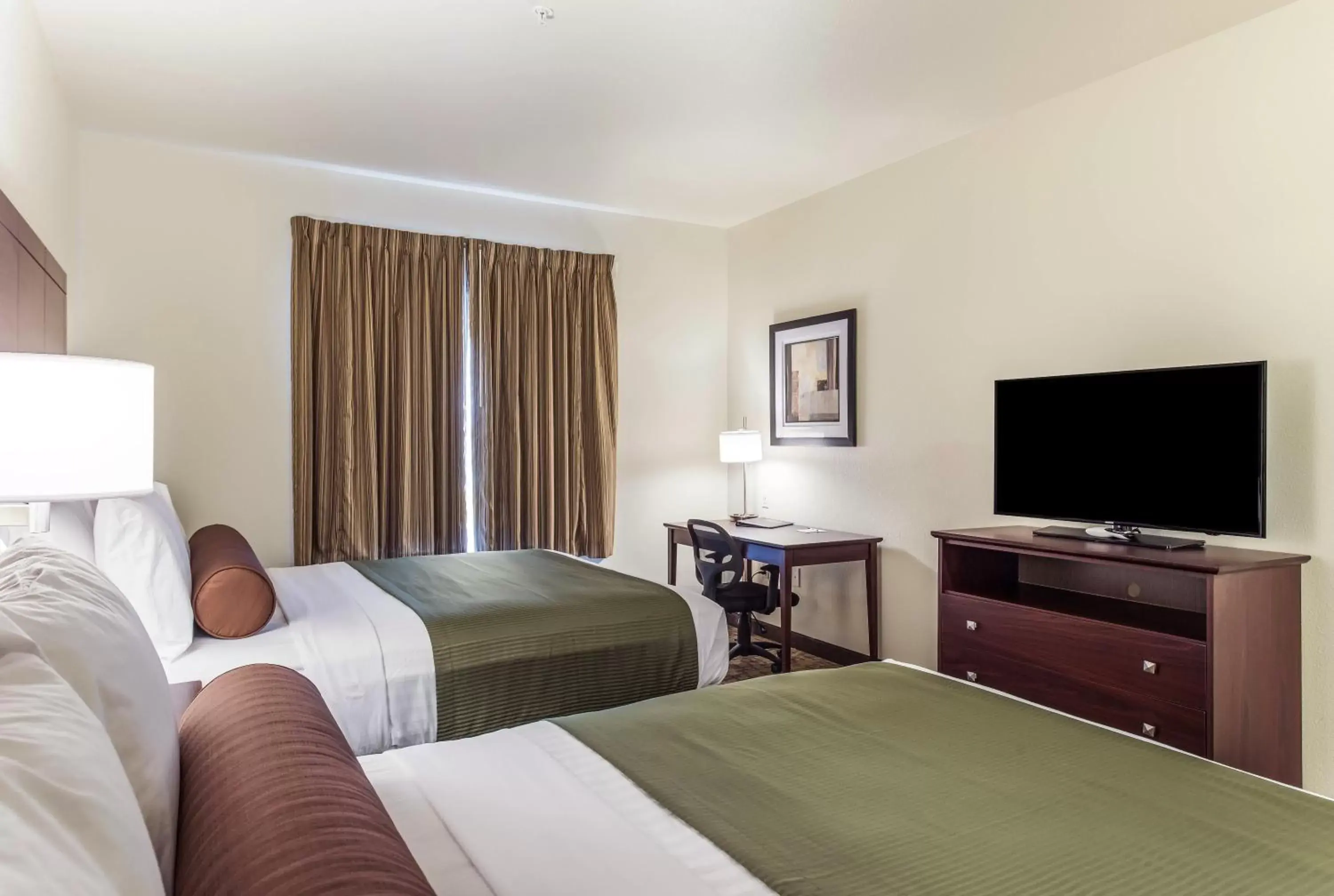 Bedroom, Bed in Cobblestone Hotel & Suites - Hutchinson