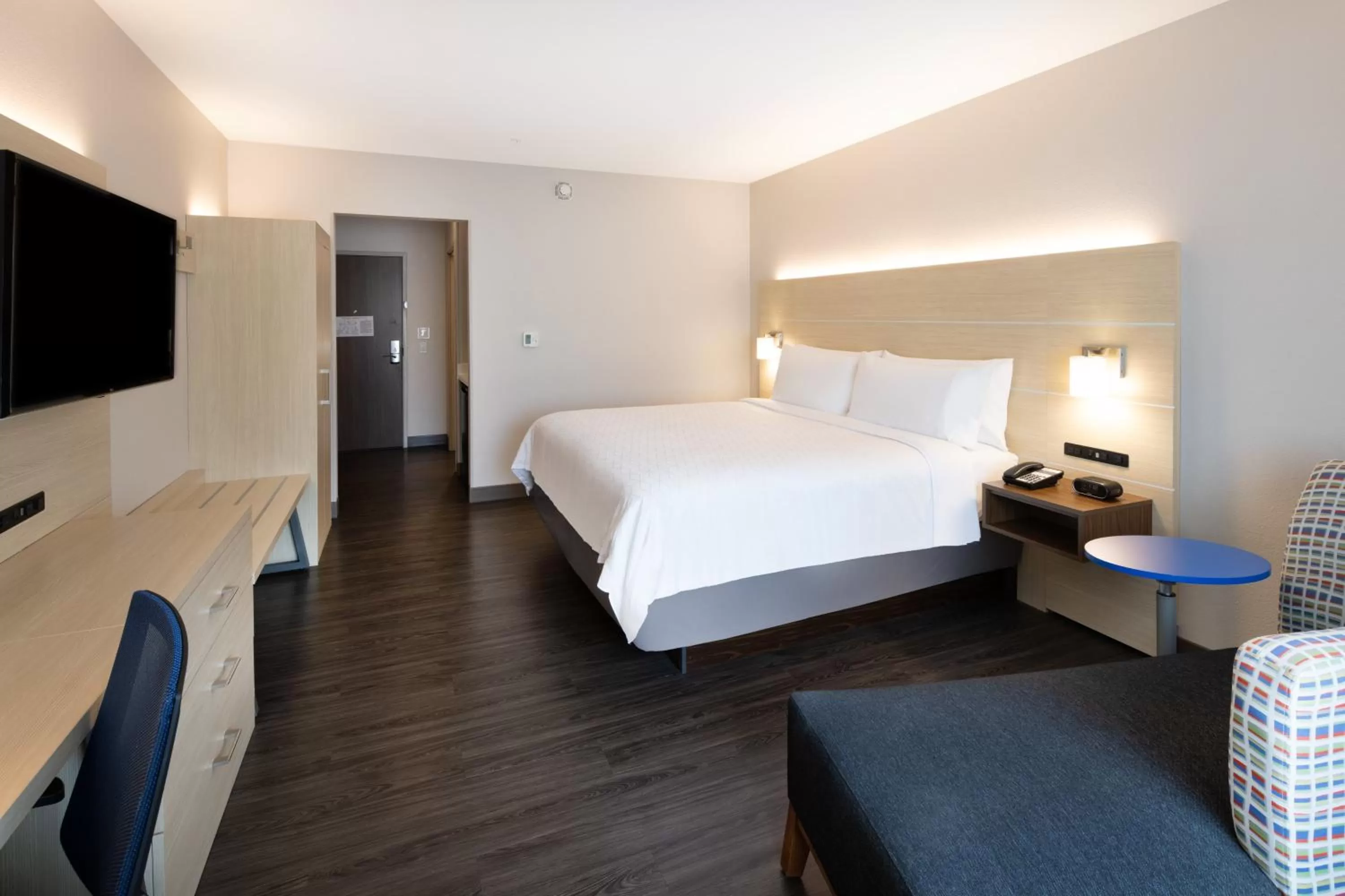 Photo of the whole room, Bed in Holiday Inn Express & Suites Ft Myers Beach-Sanibel Gateway by IHG