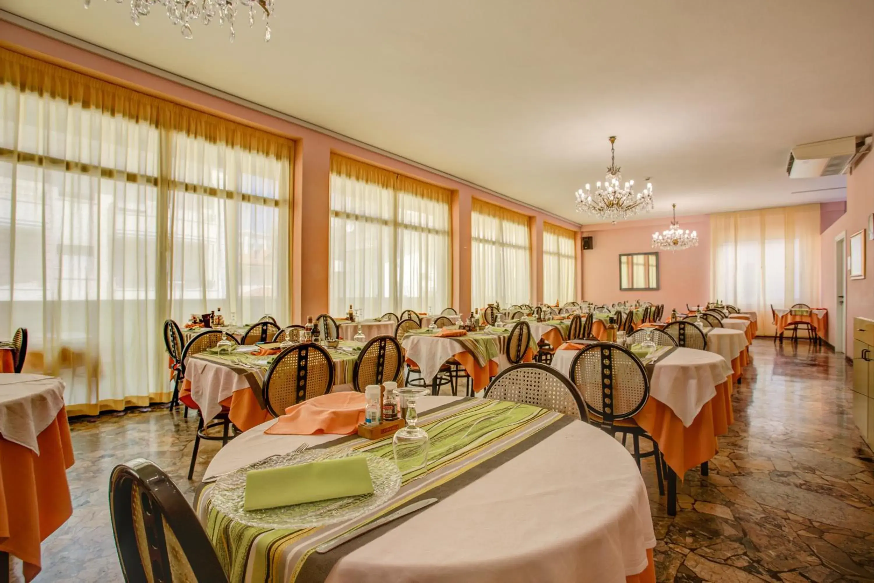 Restaurant/Places to Eat in Hotel Diamante