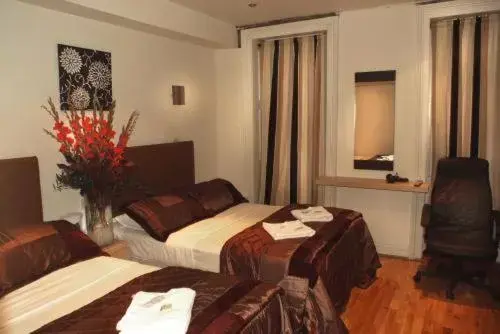 Photo of the whole room, Bed in Linden House Hotel