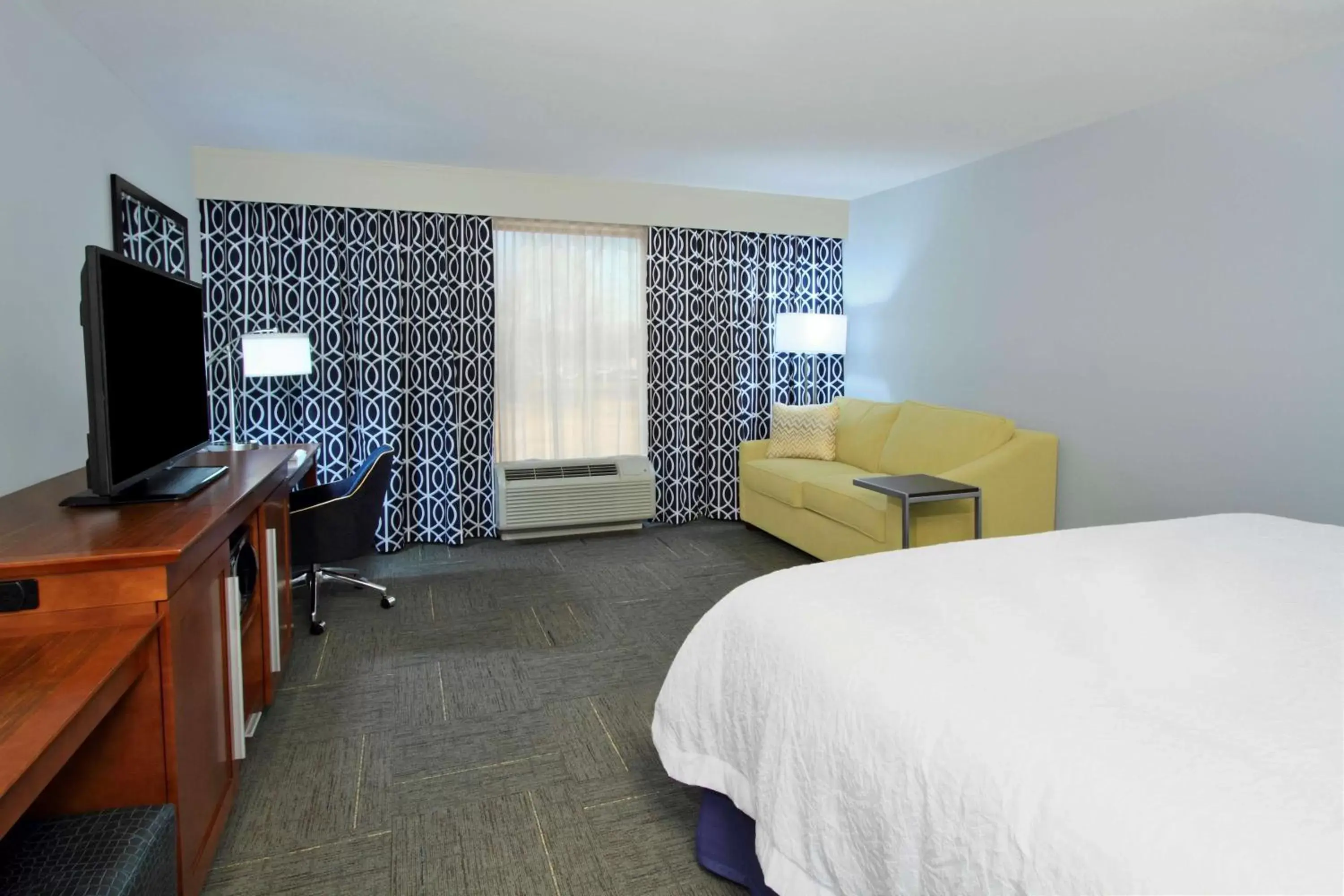 Bed, TV/Entertainment Center in Hampton Inn Richland/South Jackson