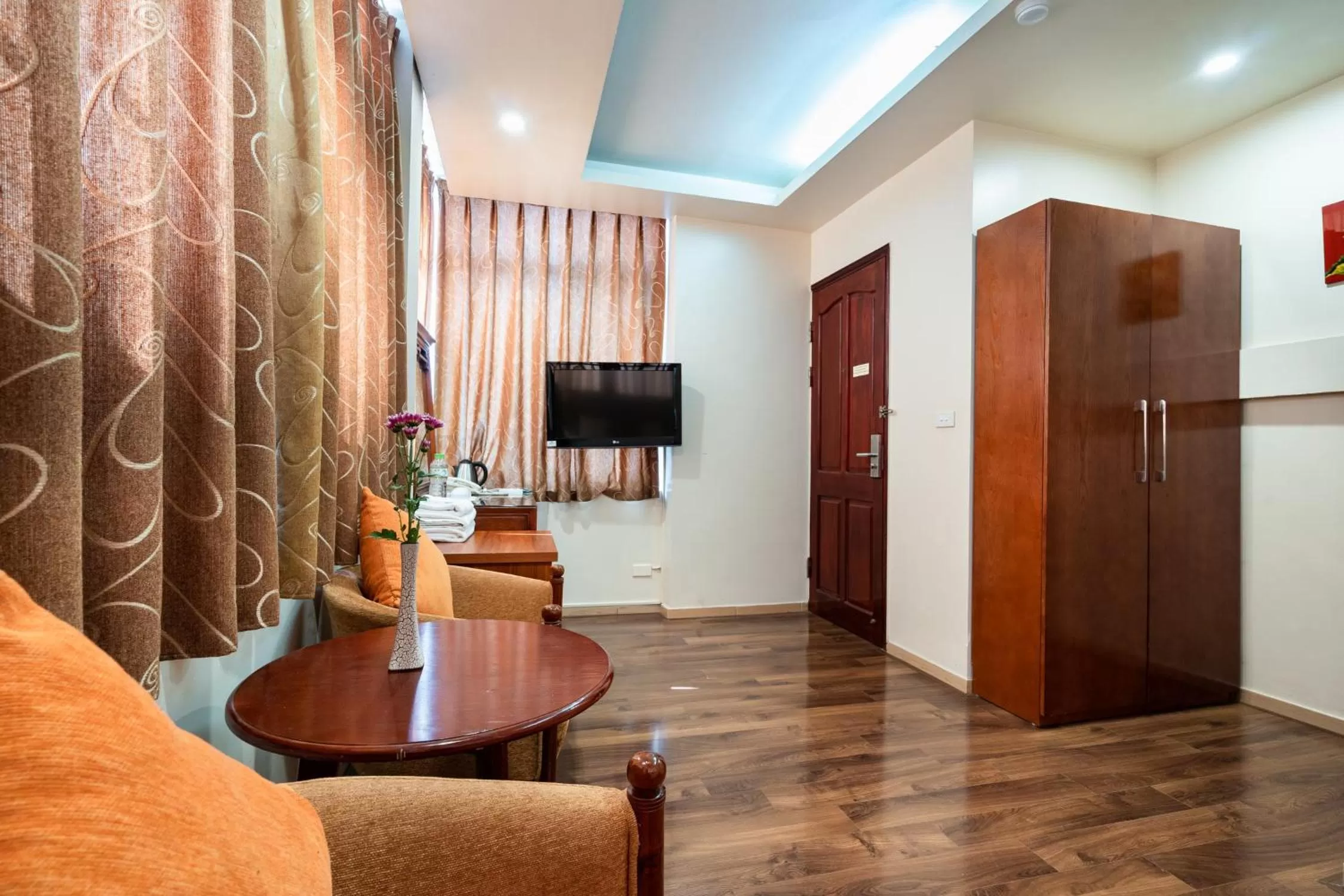 Photo of the whole room, Seating Area in Artisan Lakeview Hotel