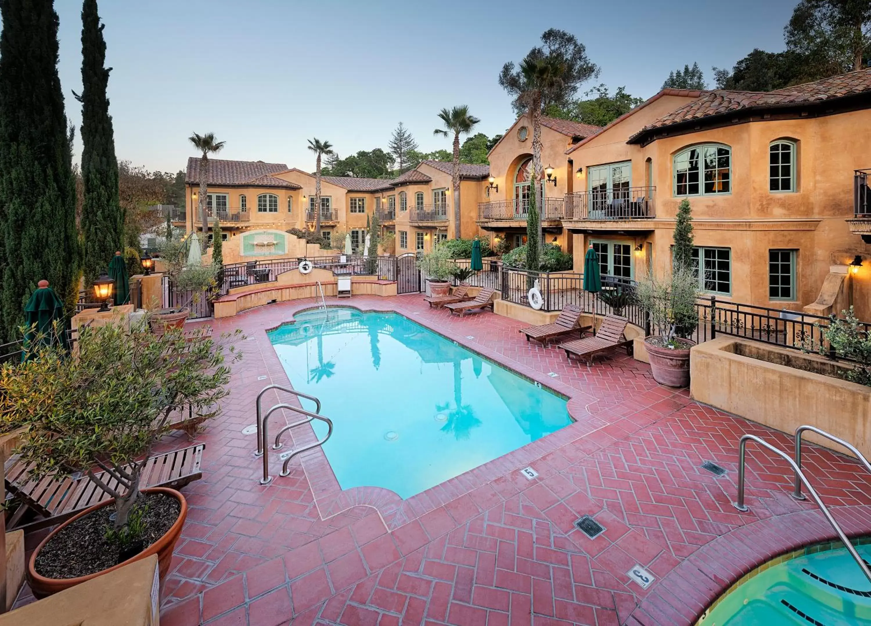 Facade/entrance, Pool View in Hotel Los Gatos