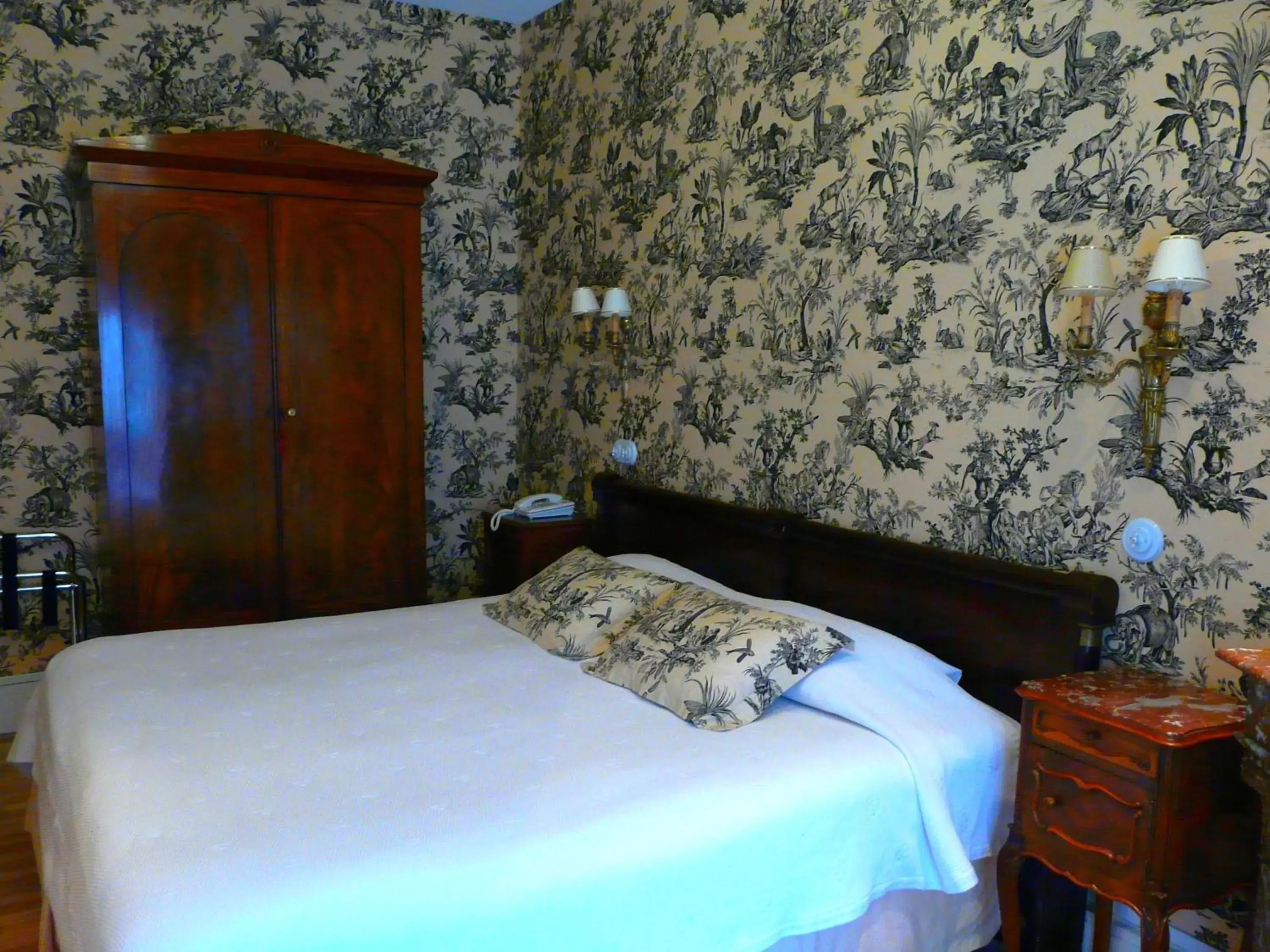 Photo of the whole room, Bed in Hôtel de l'Abeille