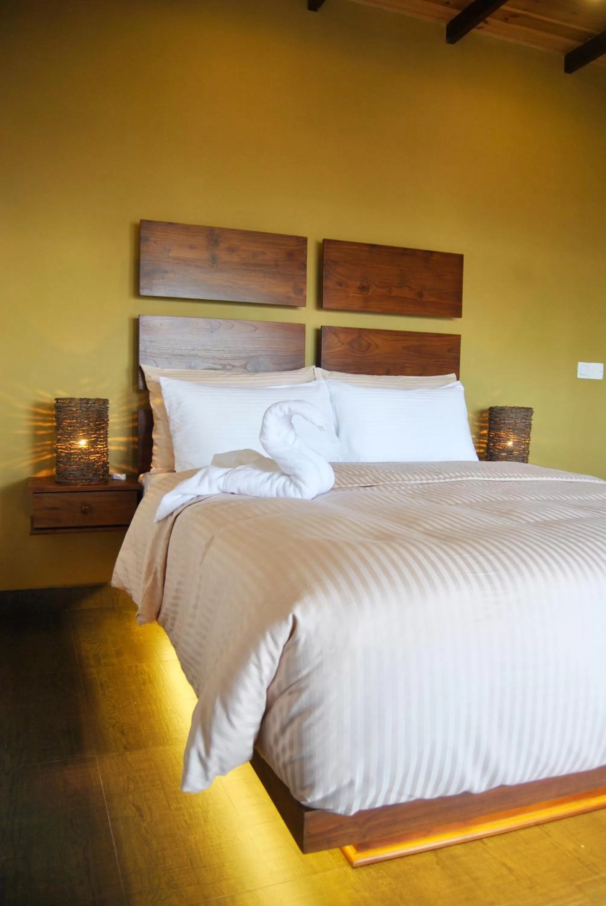 Bedroom, Bed in The Canoe