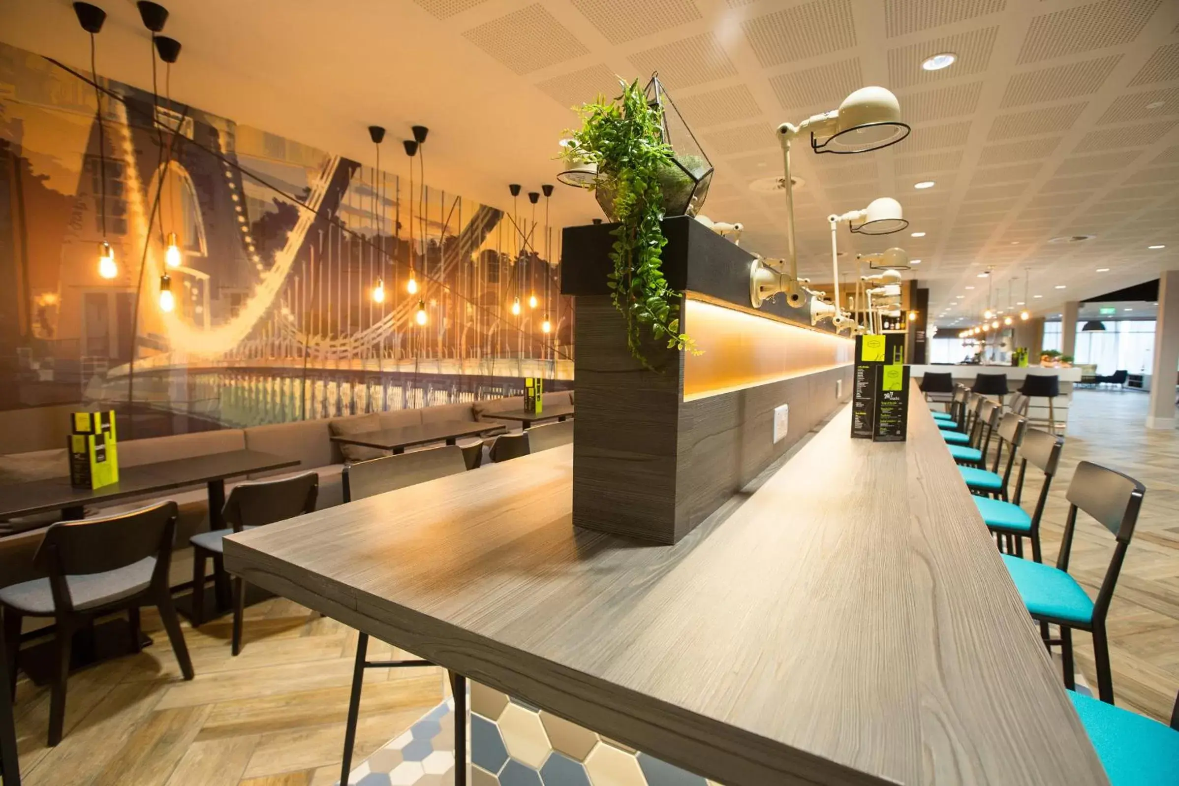 Lounge or bar in Hampton By Hilton Bristol Airport