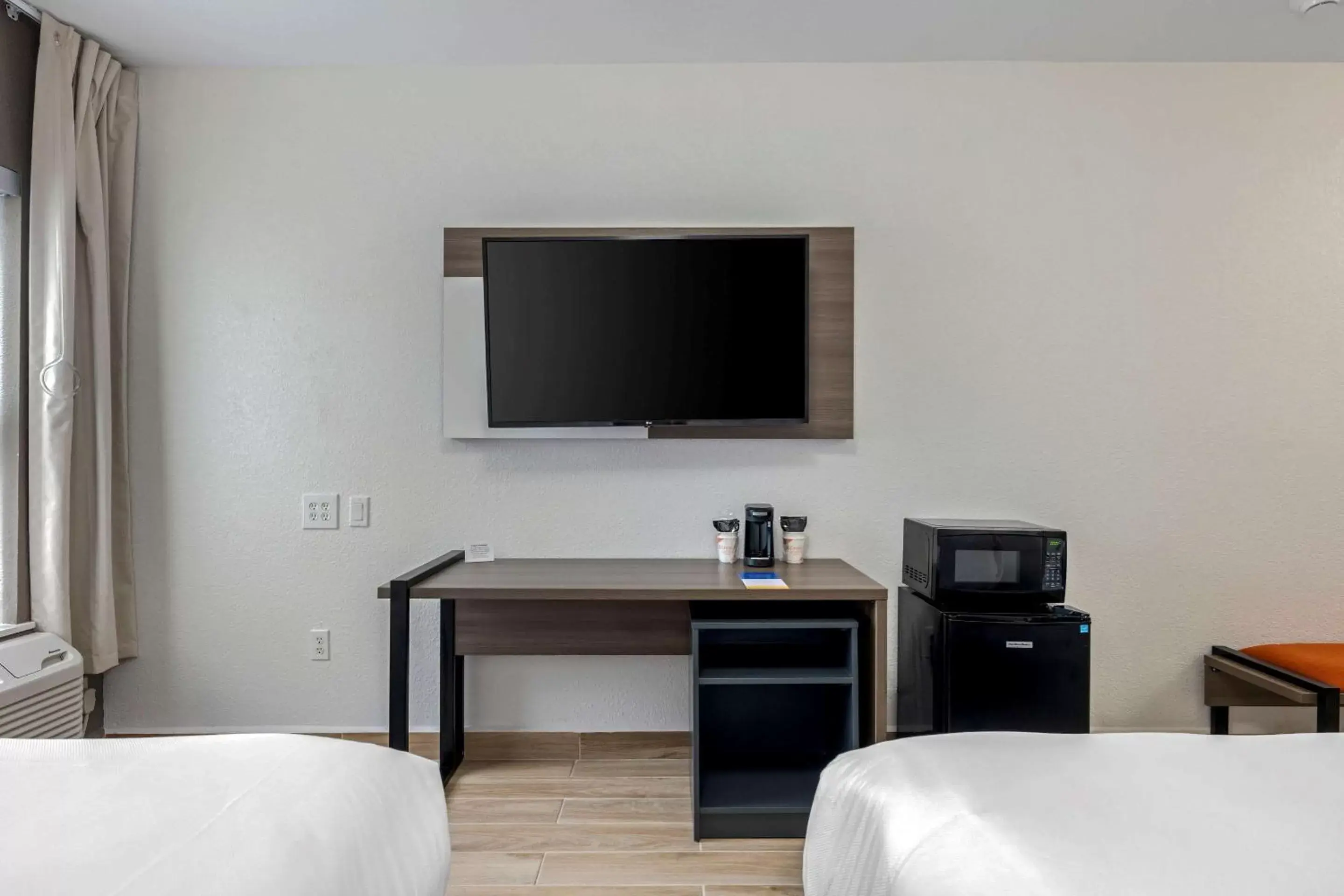 Bedroom, TV/Entertainment Center in Comfort Inn