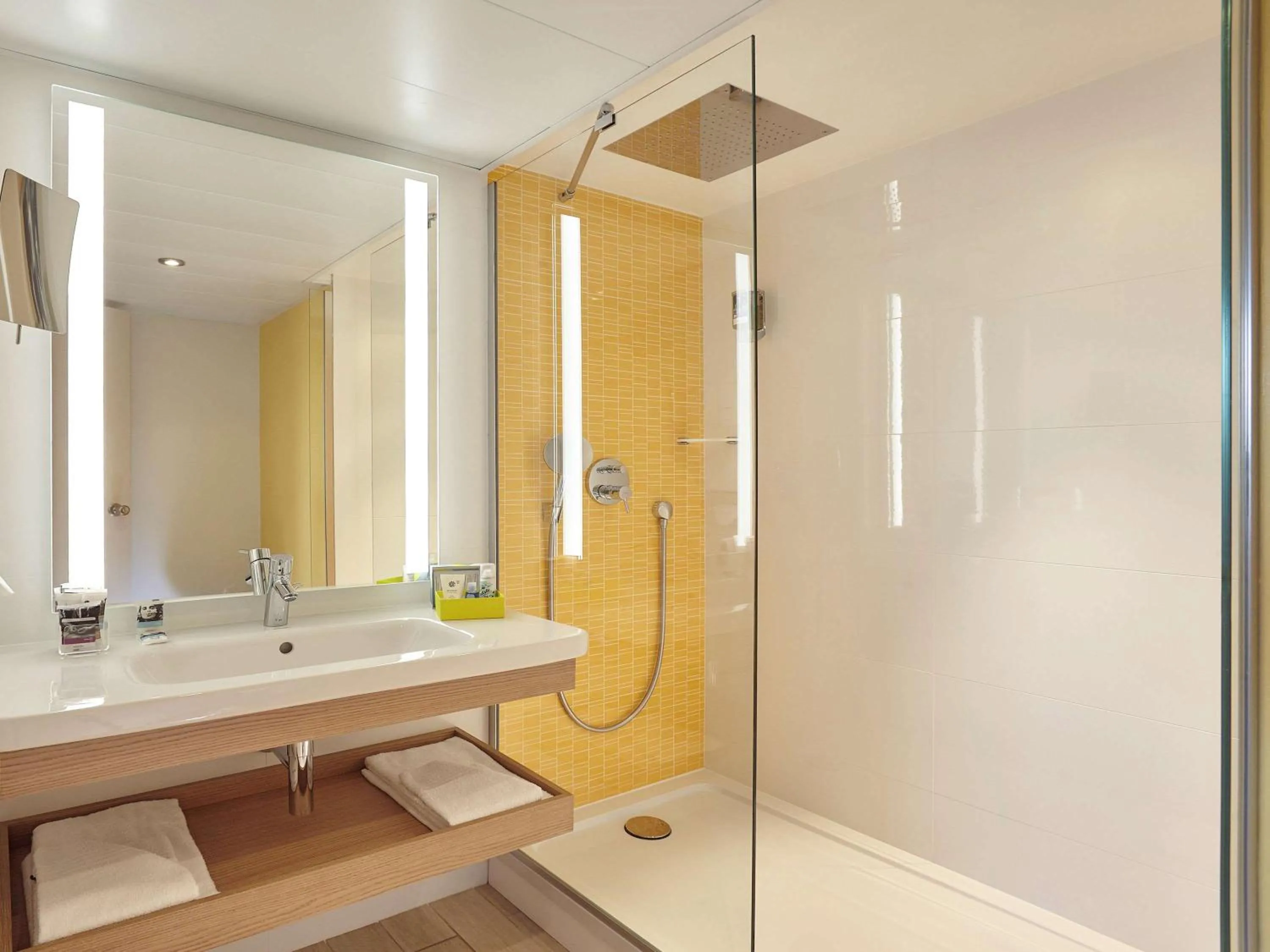 Photo of the whole room in Mercure Le Havre Centre Bassin Du Commerce