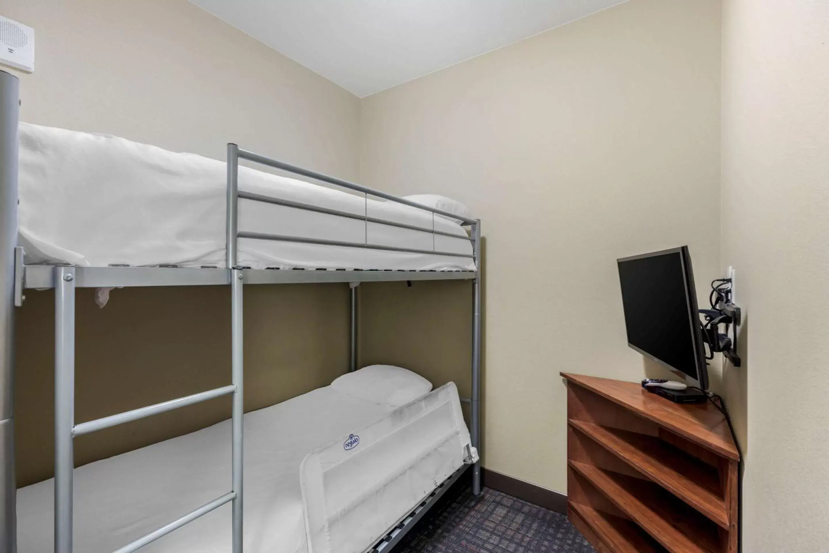 Bedroom in Comfort Suites Loveland