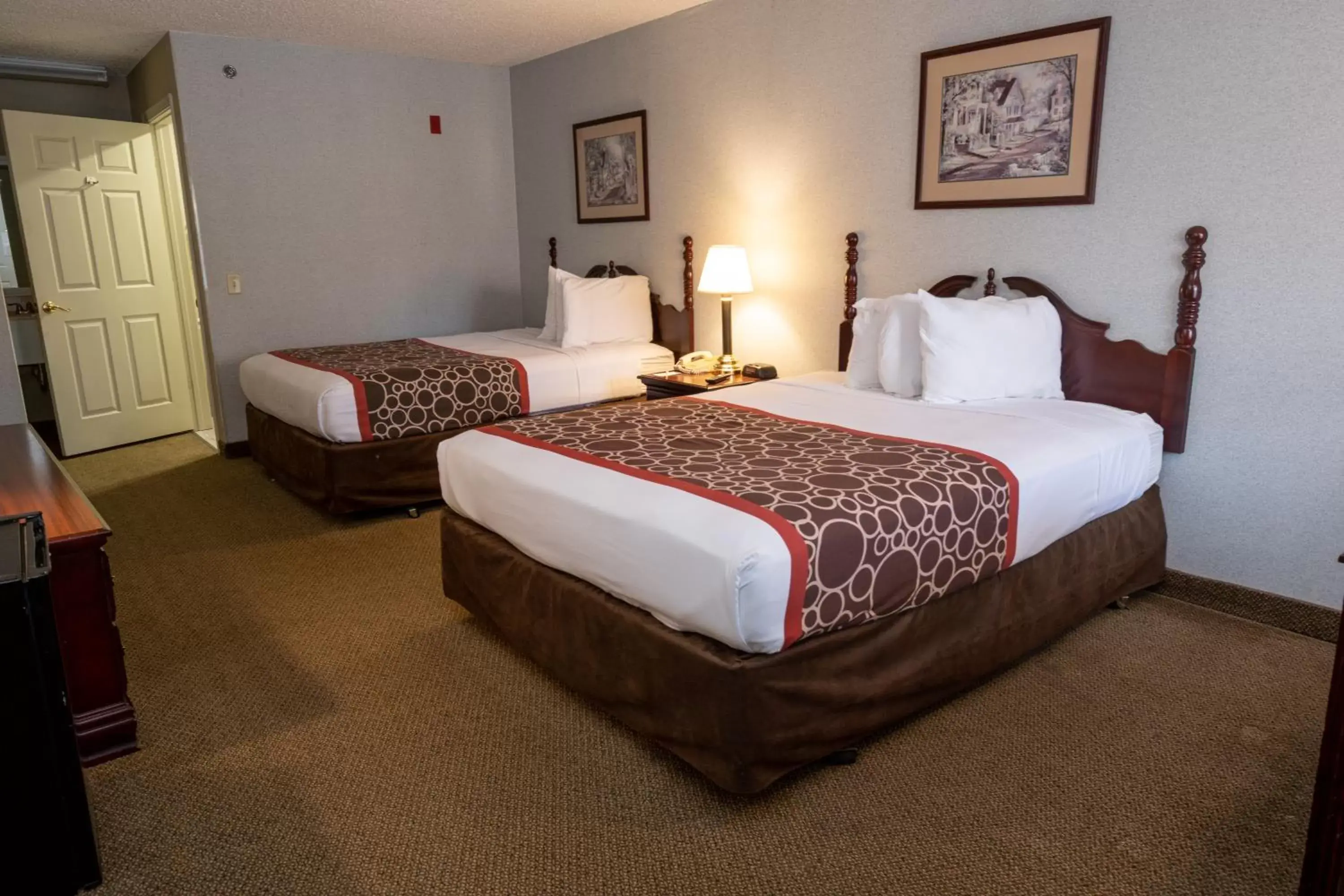 Photo of the whole room, Bed in Hilltop Inn & Suites - North Stonington