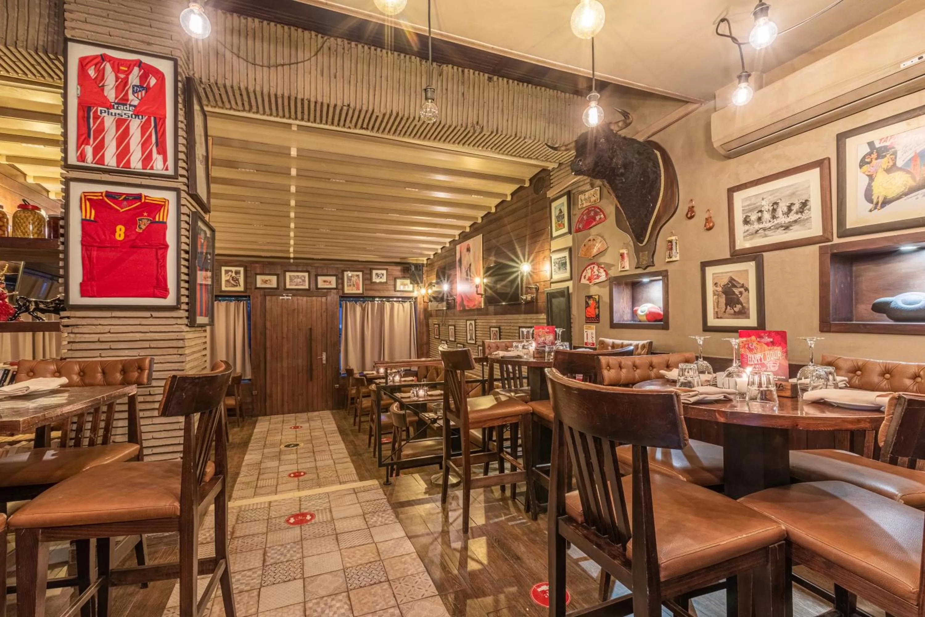 Restaurant/places to eat in Le Caspien Boutique Hotel