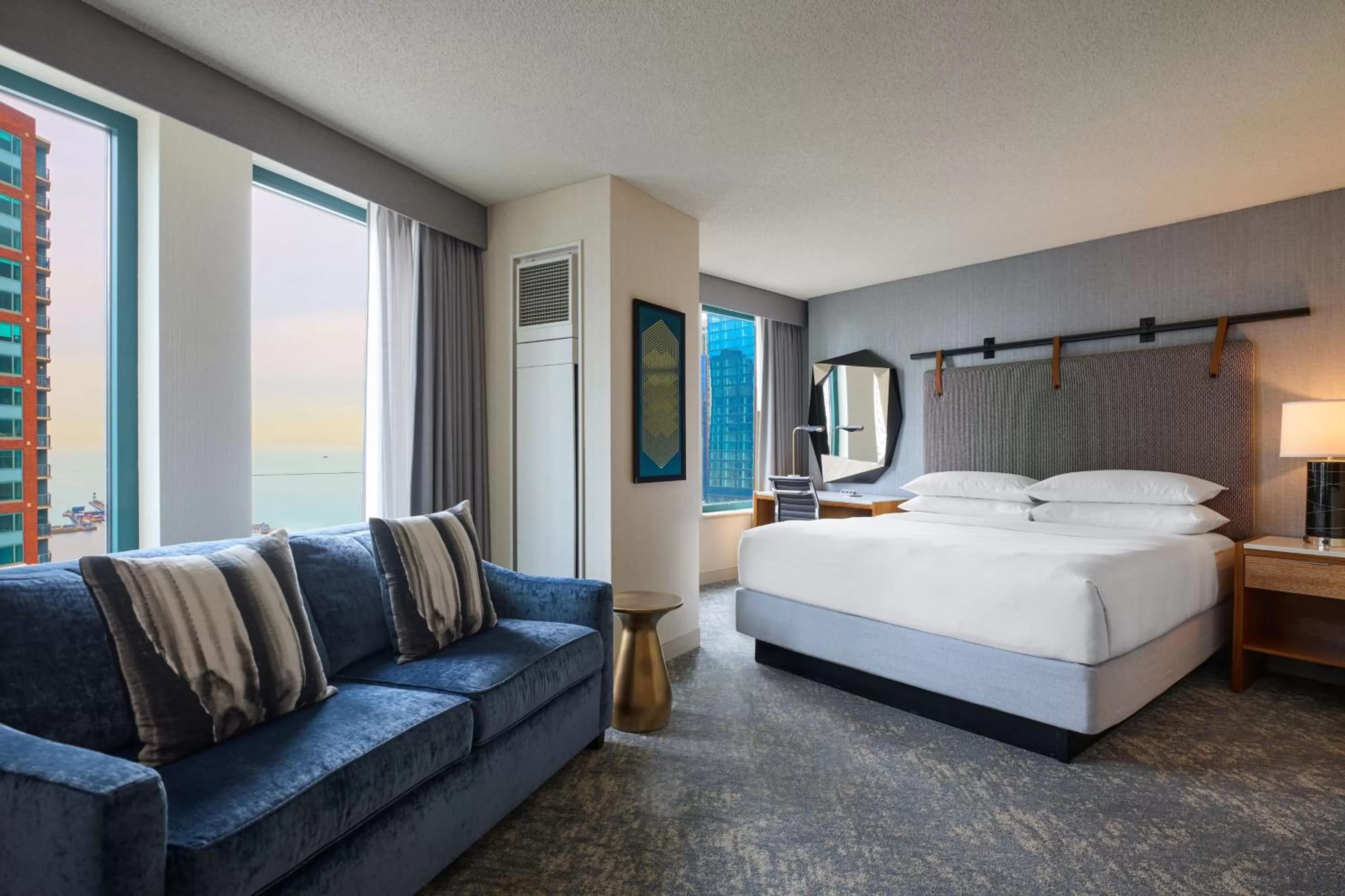 Photo of the whole room, Bed in Sheraton Grand Chicago Riverwalk