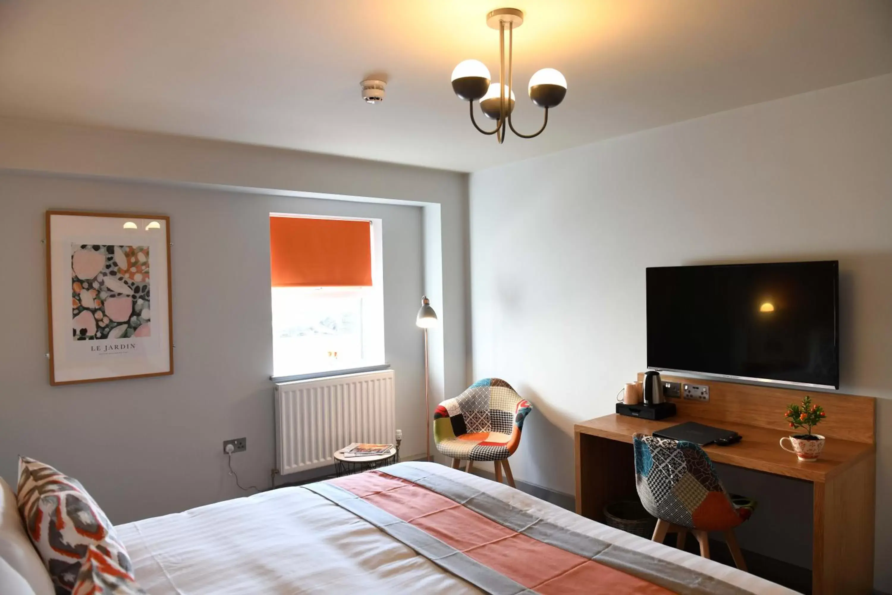 Bed, TV/Entertainment Center in Park Head Hotel