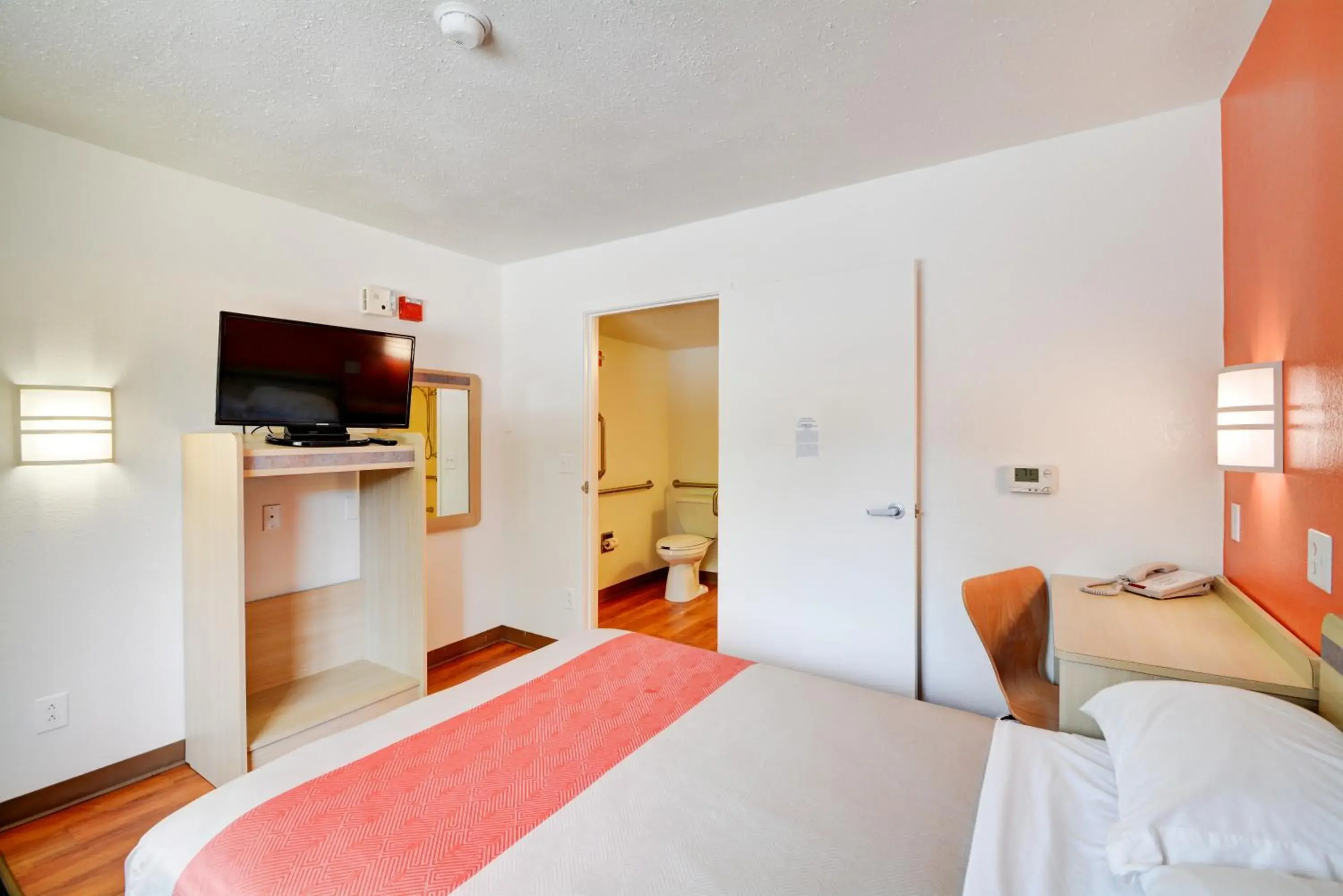 Bedroom, Bed in Motel 6-Southington, CT - Hartford Bedroom, Bed in Motel 6-Southington, CT - Hartford