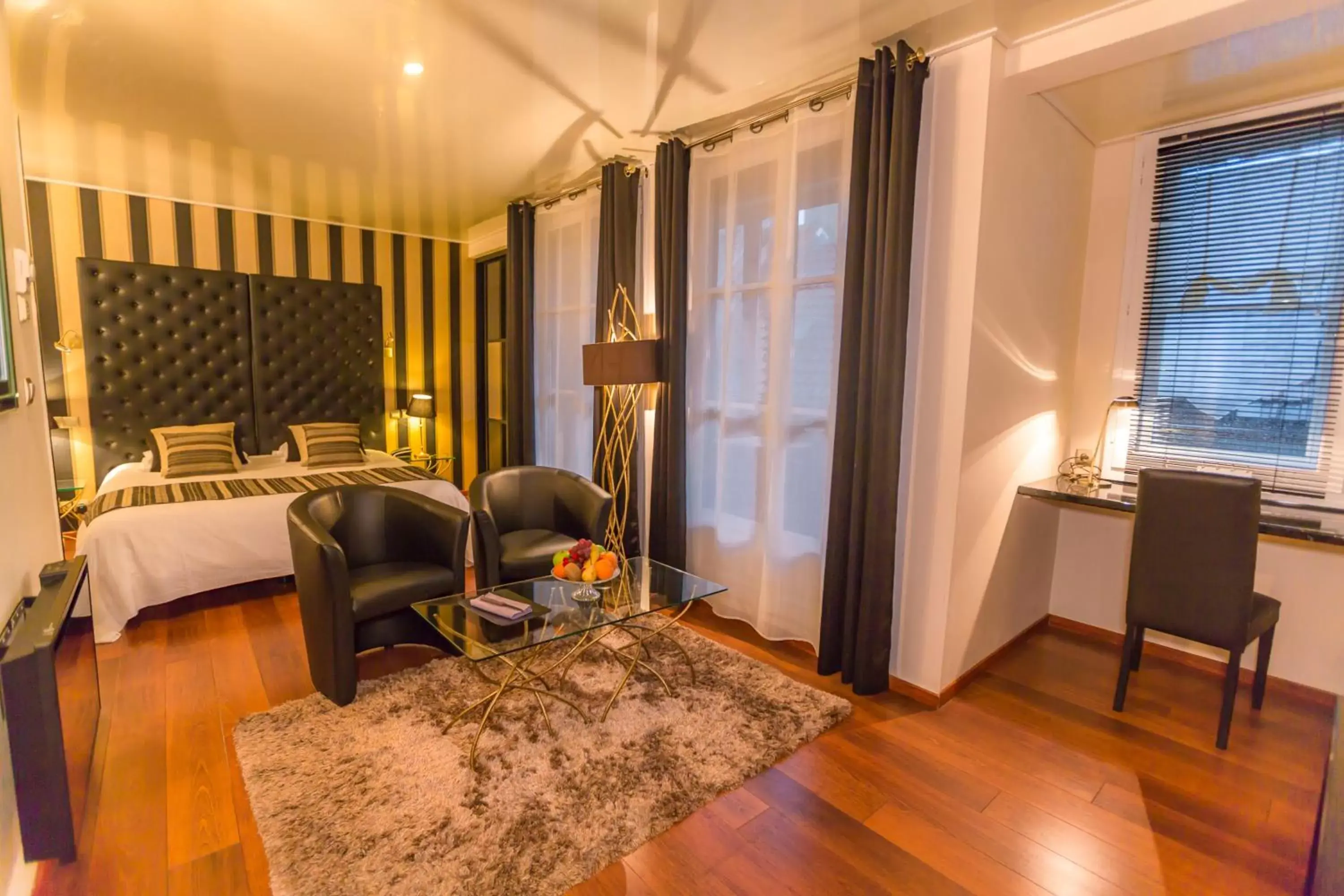 Photo of the whole room, Seating Area in Hotel Relais Saint Jean Troyes