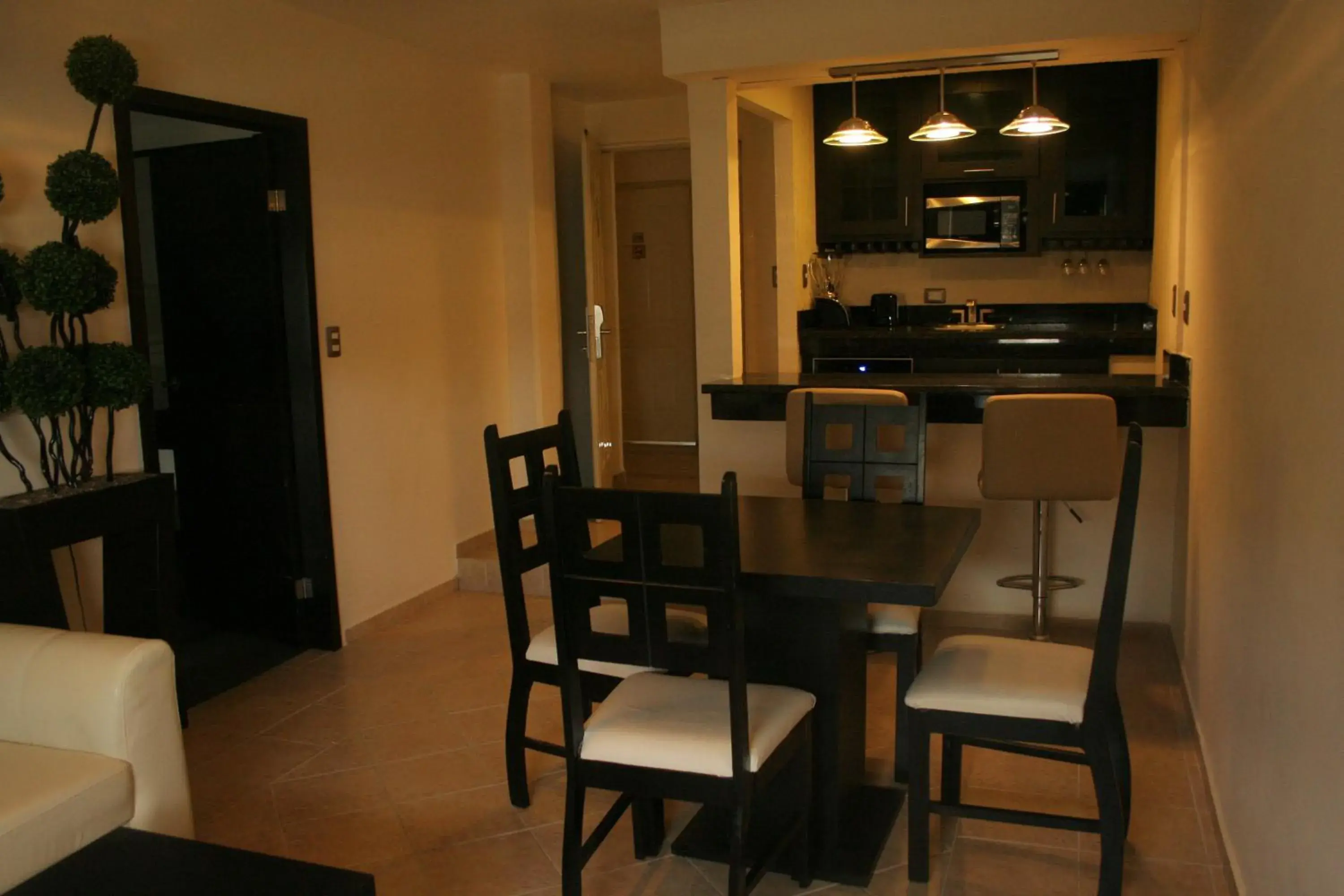 Kitchen or kitchenette, Restaurant/Places to Eat in Hotel El Camino Inn & Suites