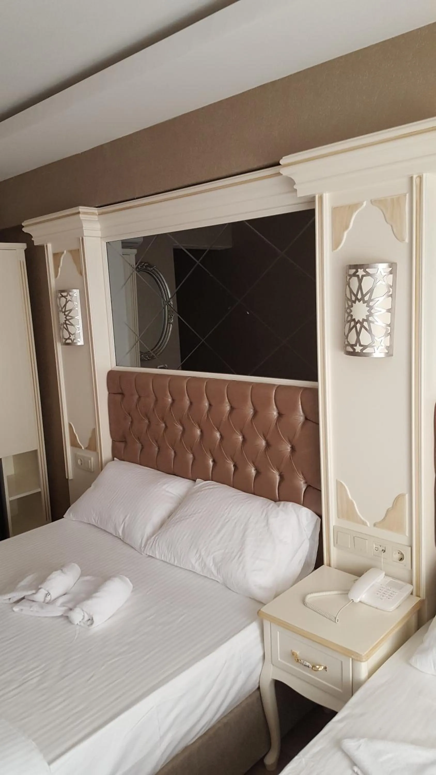 Shower, Bed in Sun Comfort Hotel