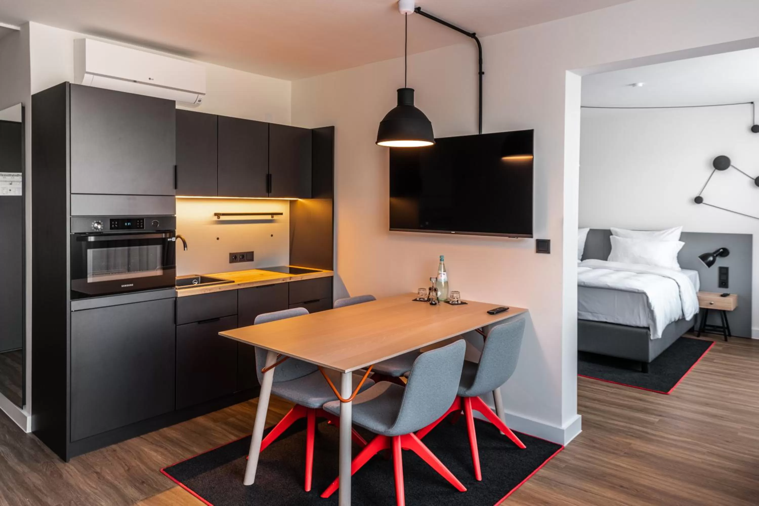 Kitchen or kitchenette, Bed in Pentahotel Bremen