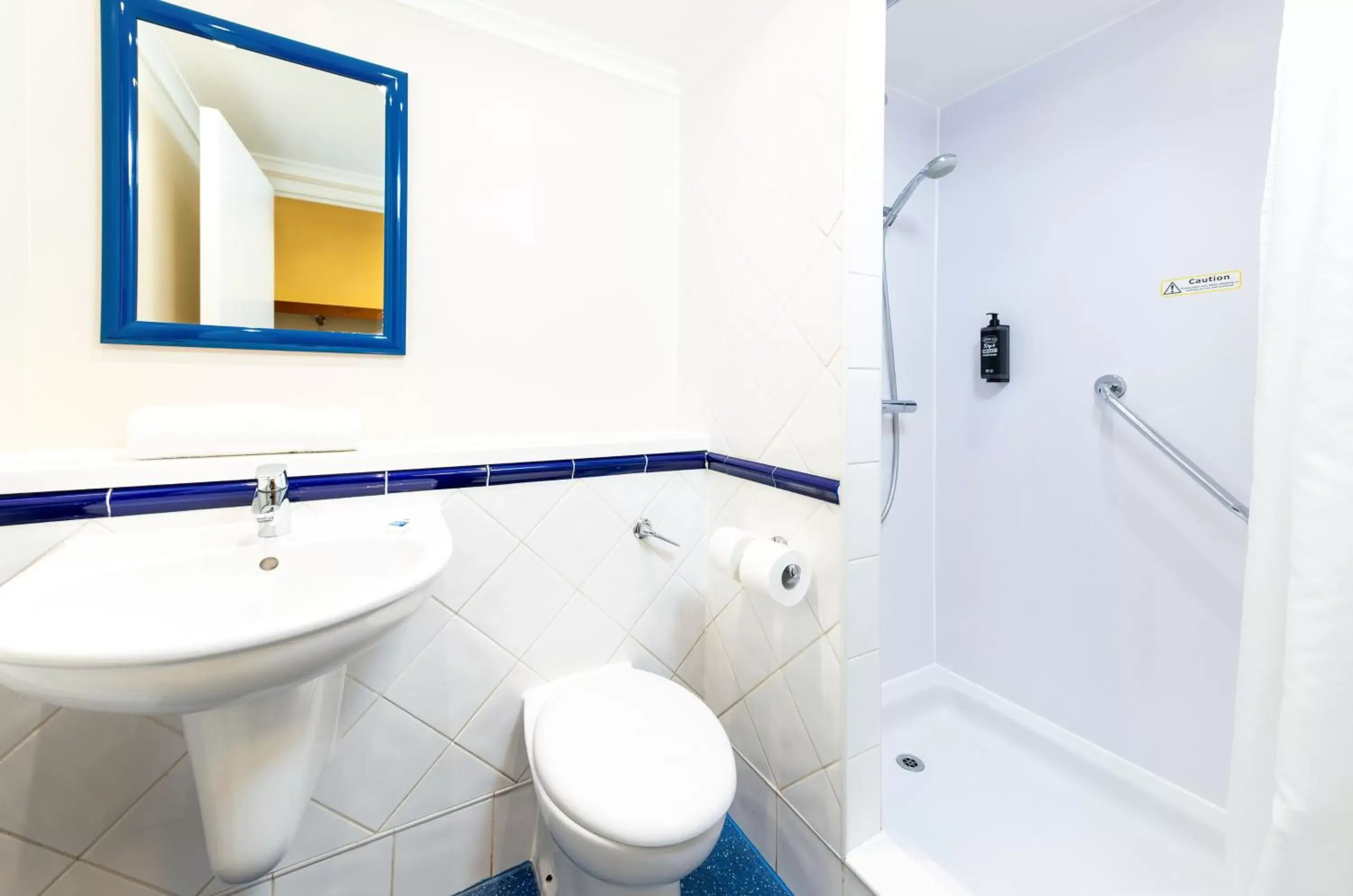 Shower, Bathroom in ibis budget Glasgow Cumbernauld