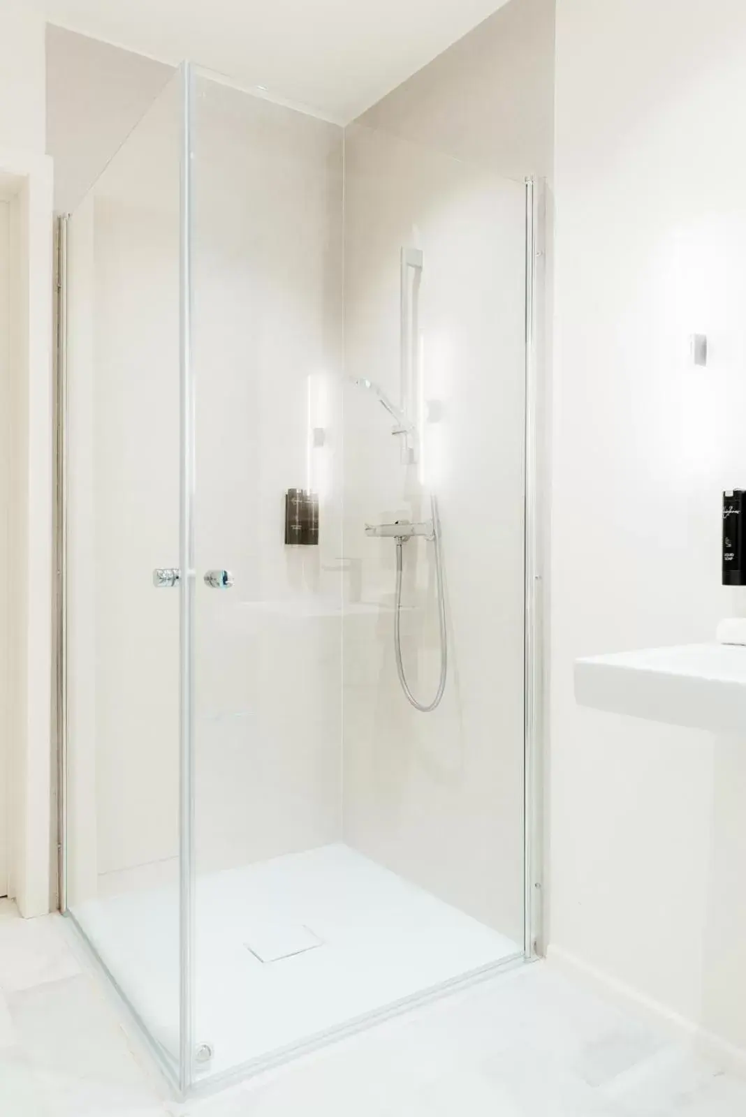 Shower, Bathroom in Heirloom Hotels - The Librarian