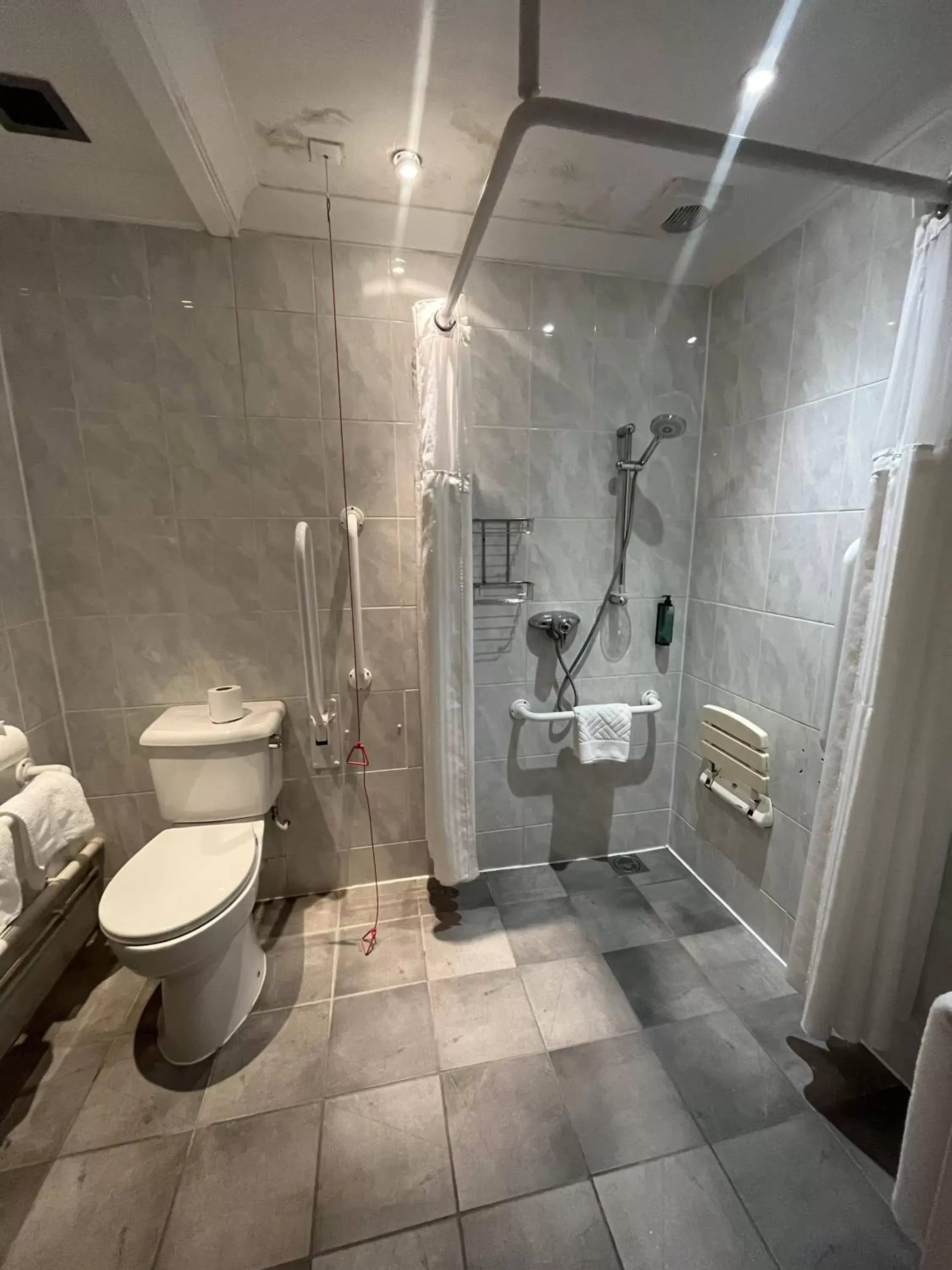 Shower, Bathroom in Avisford Park Hotel