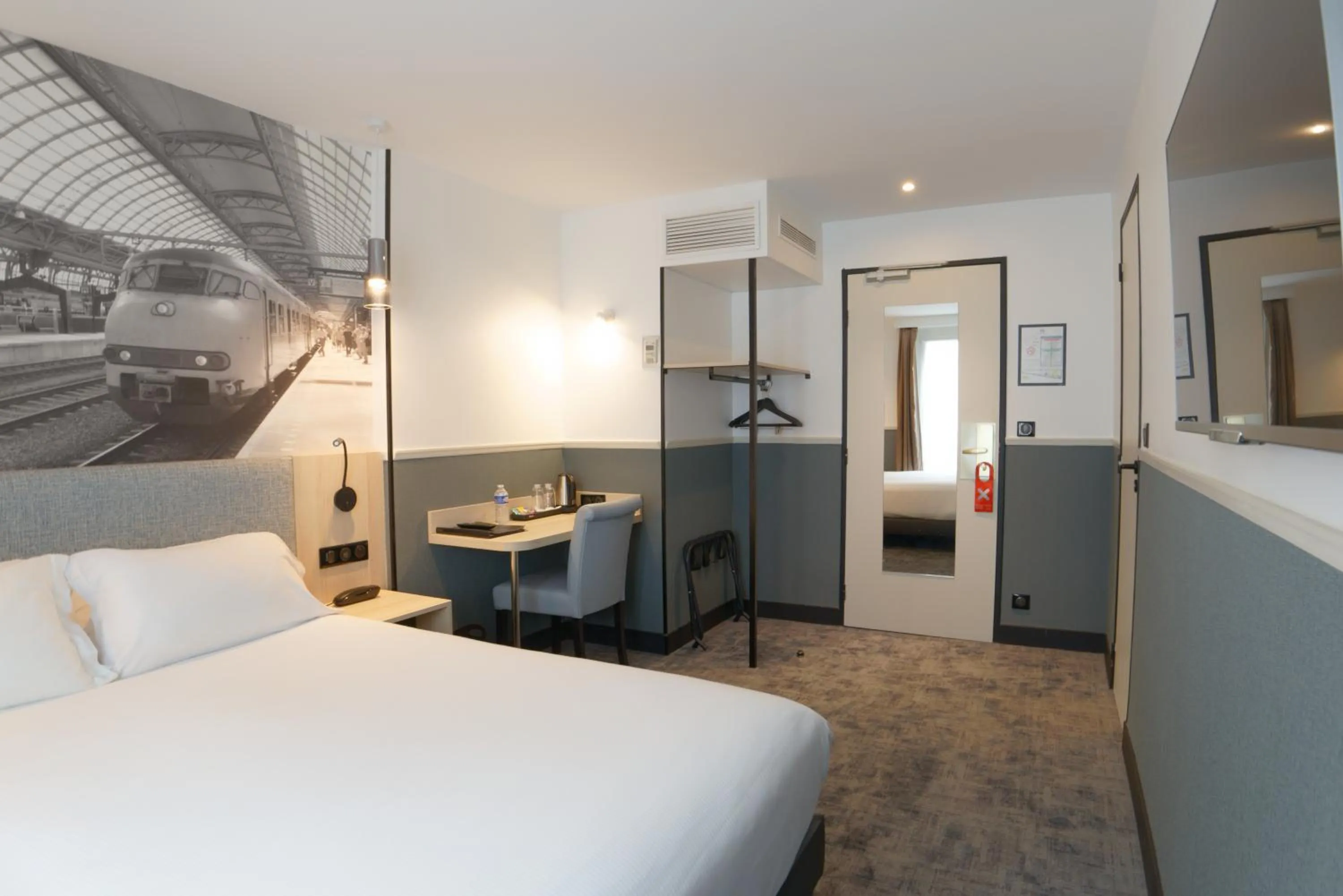 Photo of the whole room, Bed in Appia La Fayette