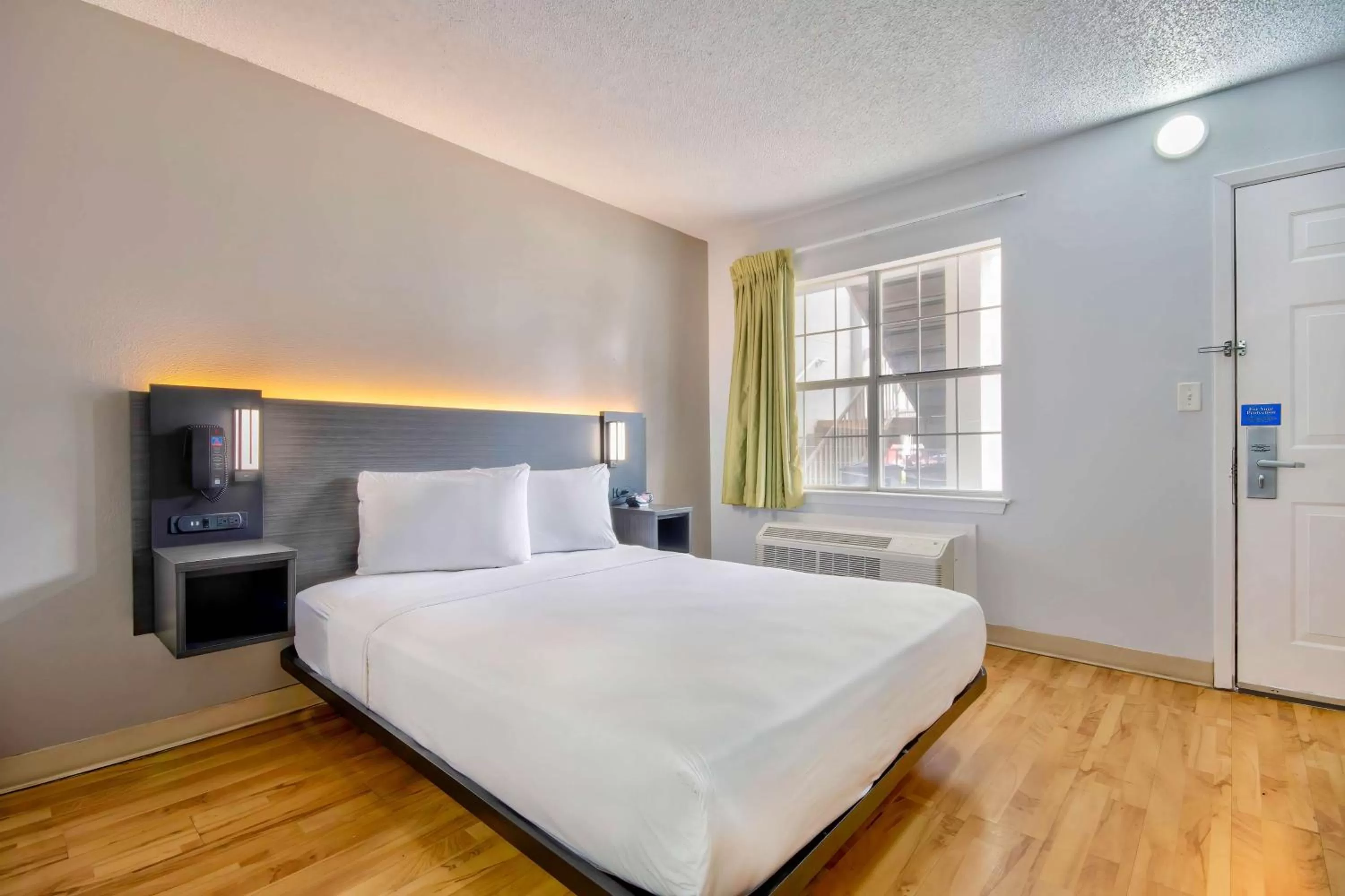 Bedroom, Bed in Studio 6-San Antonio, TX - Six Flags