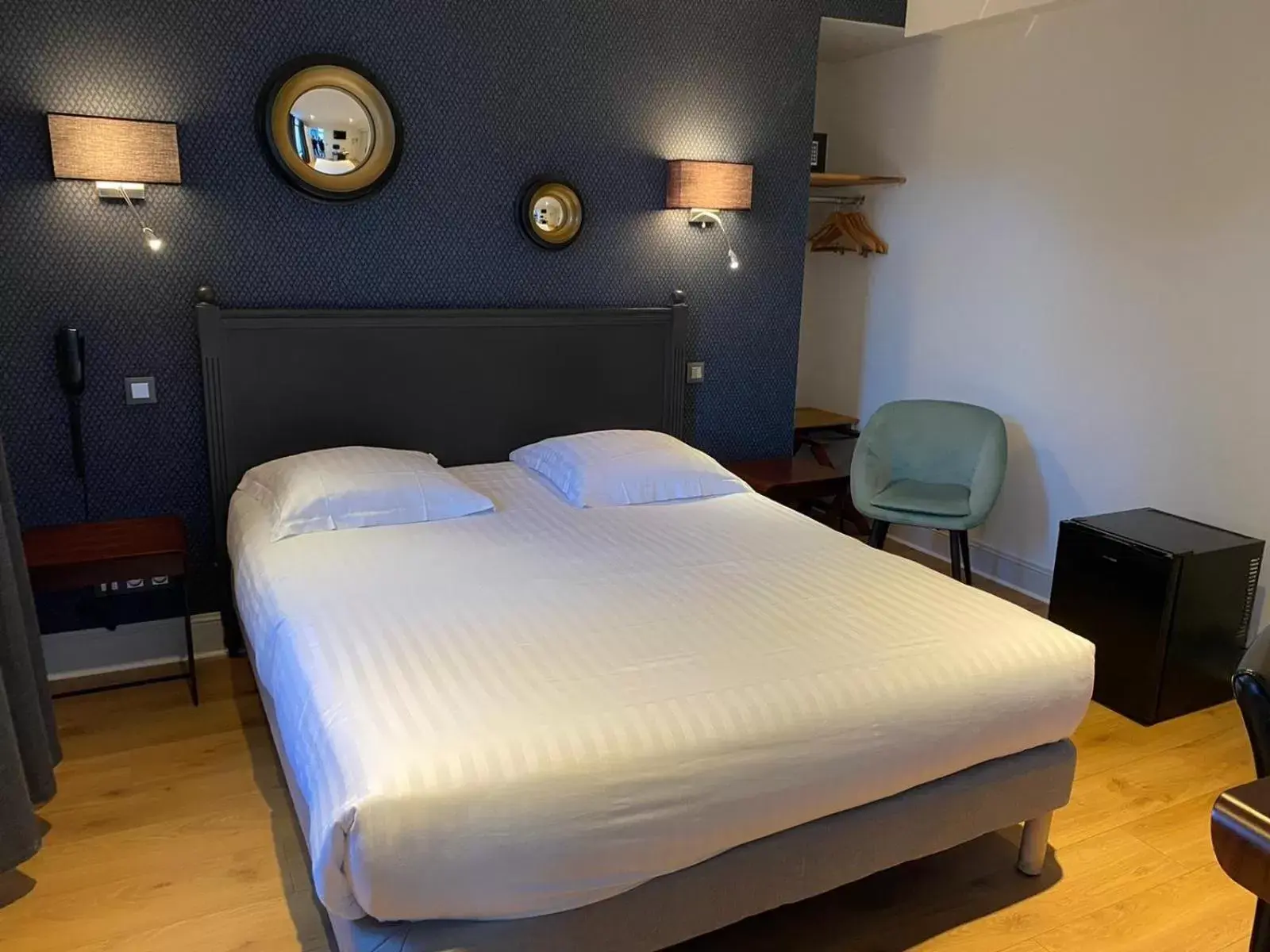 Photo of the whole room, Bed in The Originals Boutique, Hôtel La Colonne de Bronze, Saint-Valéry-sur-Somme (Inter-Hotel)