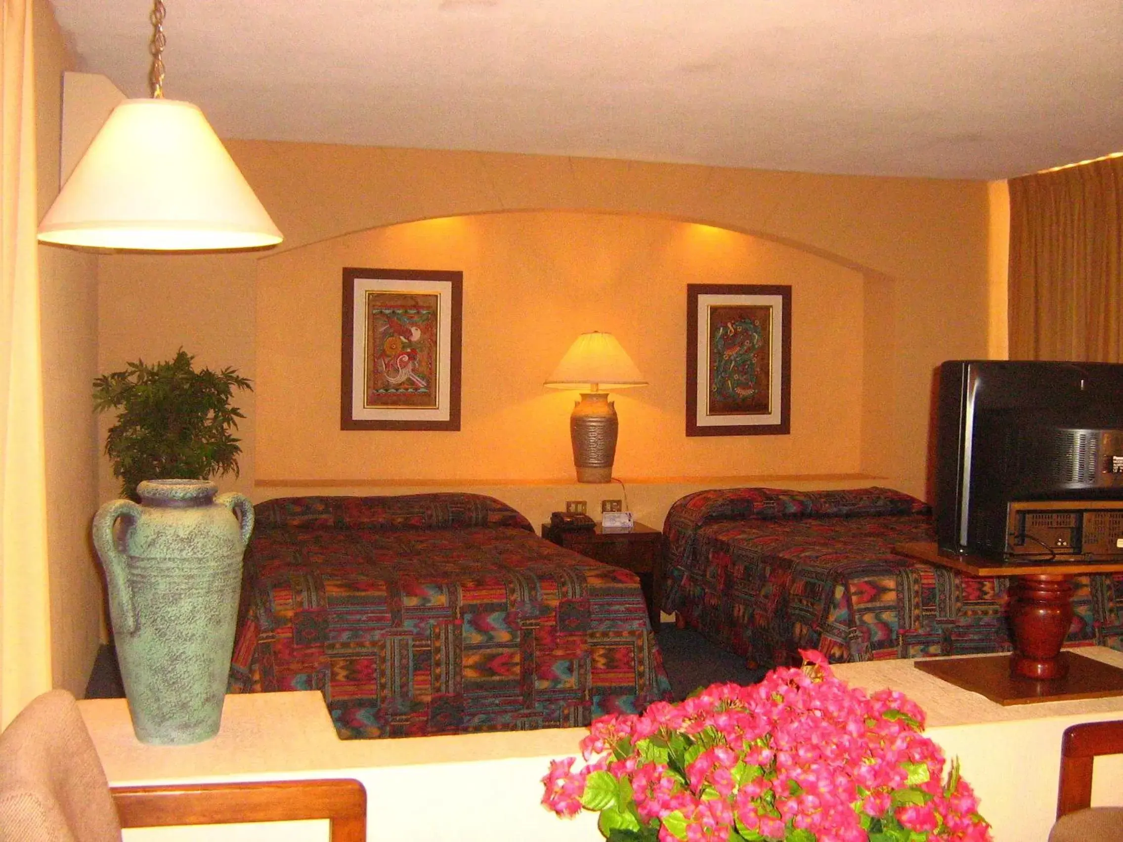 Photo of the whole room, Bed in Hotel Las Palmas Midway Inn