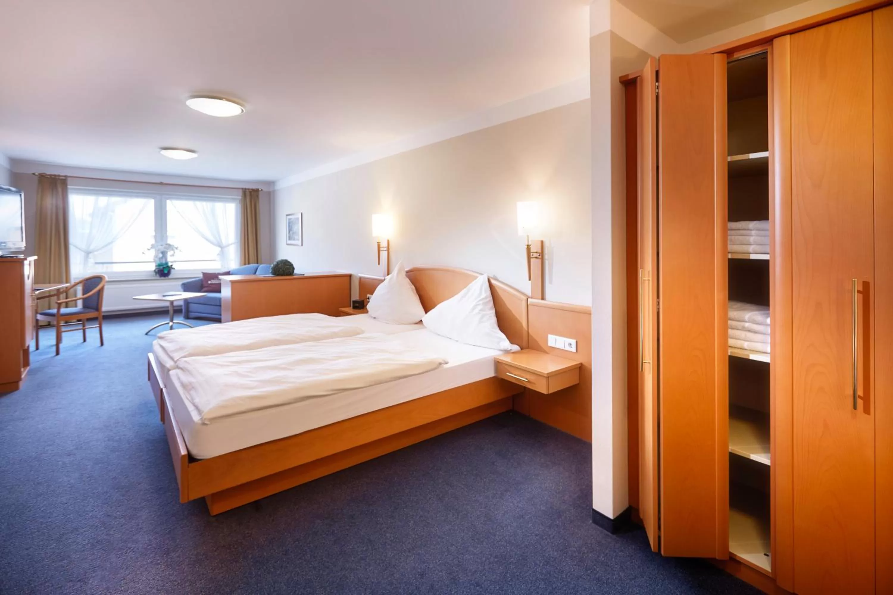 Photo of the whole room, Bed in Hotel Schünemann