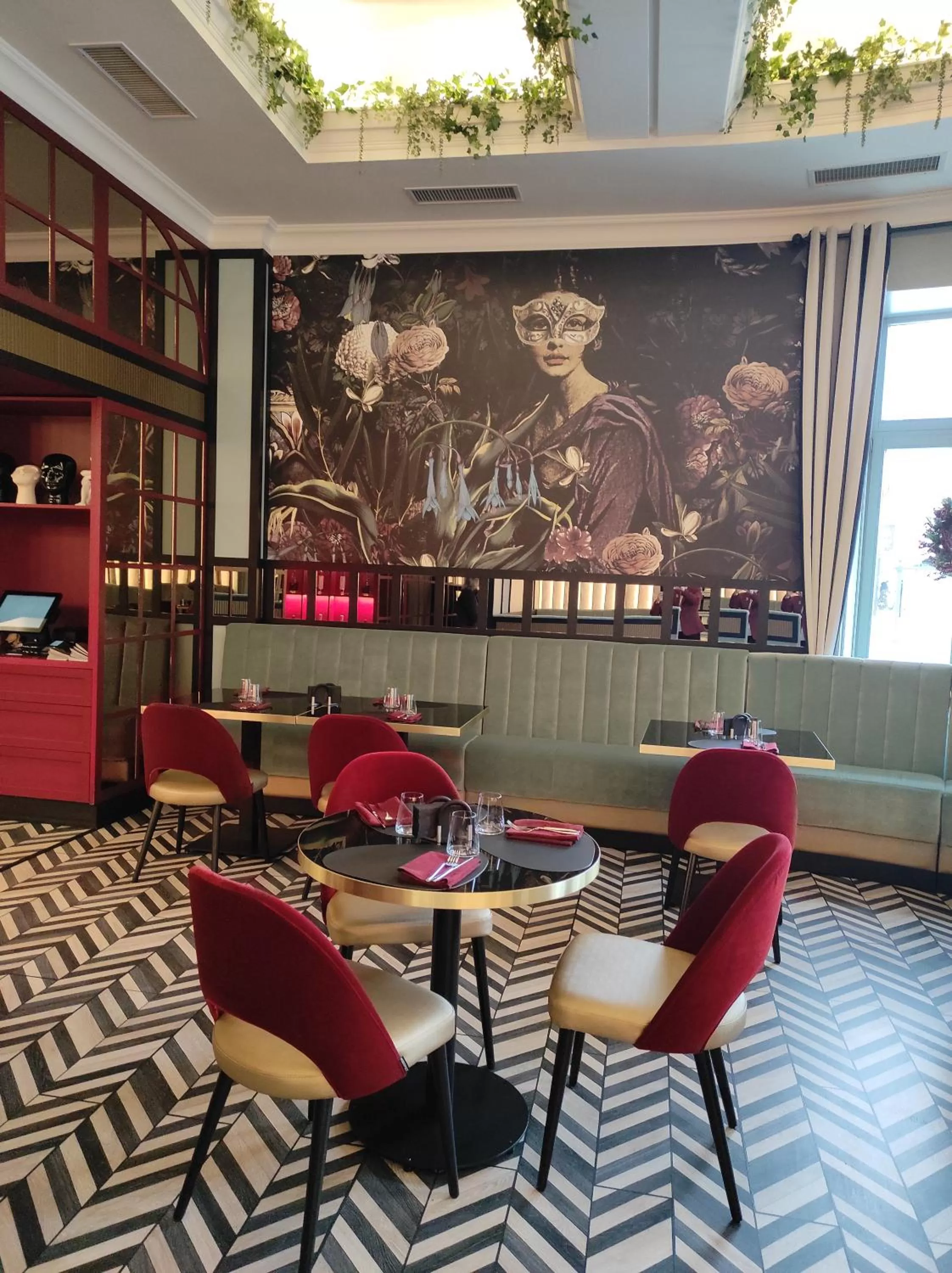 Restaurant/places to eat in Hotel Select