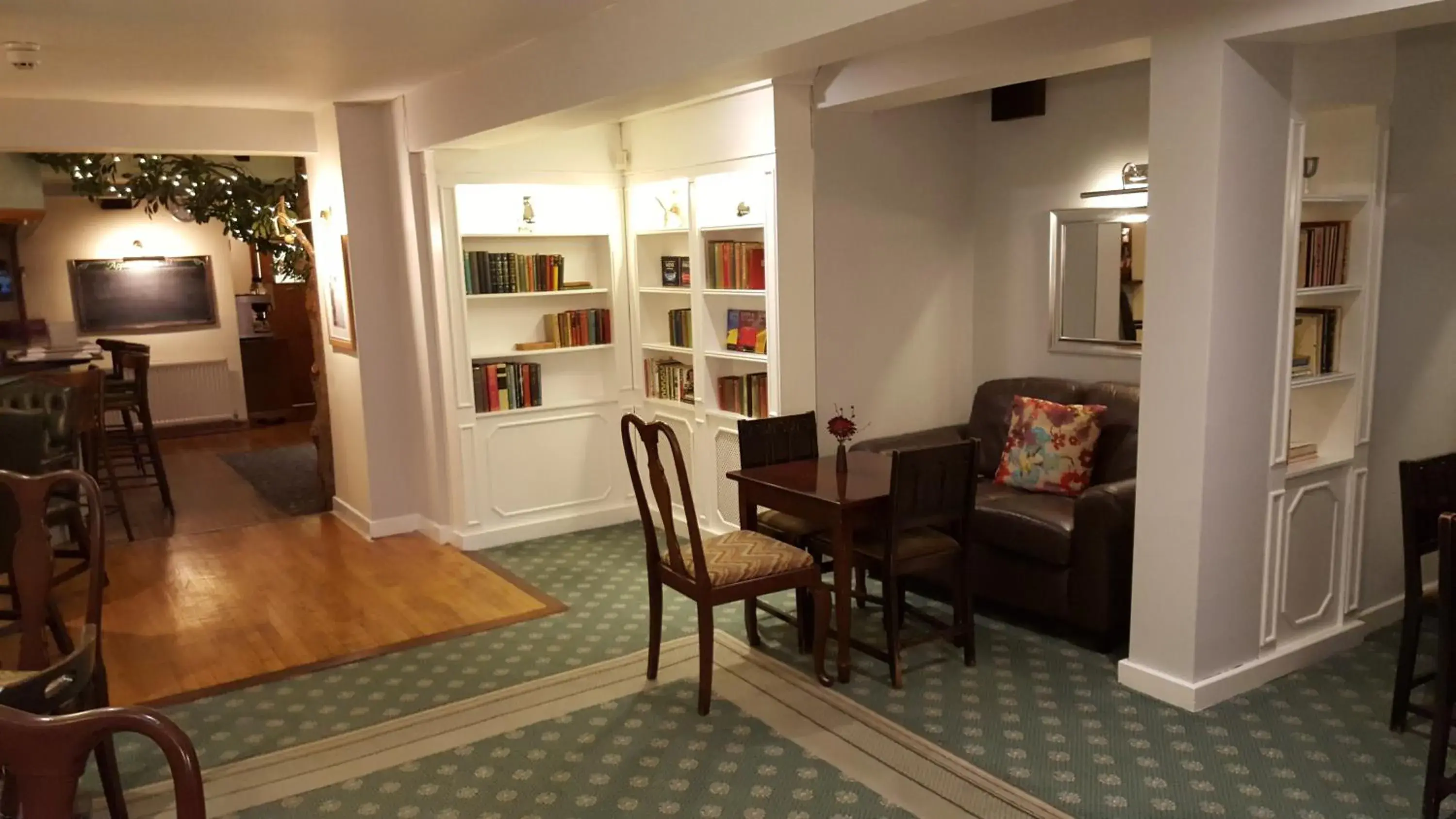 Library, Seating Area in Apple Tree Hotel