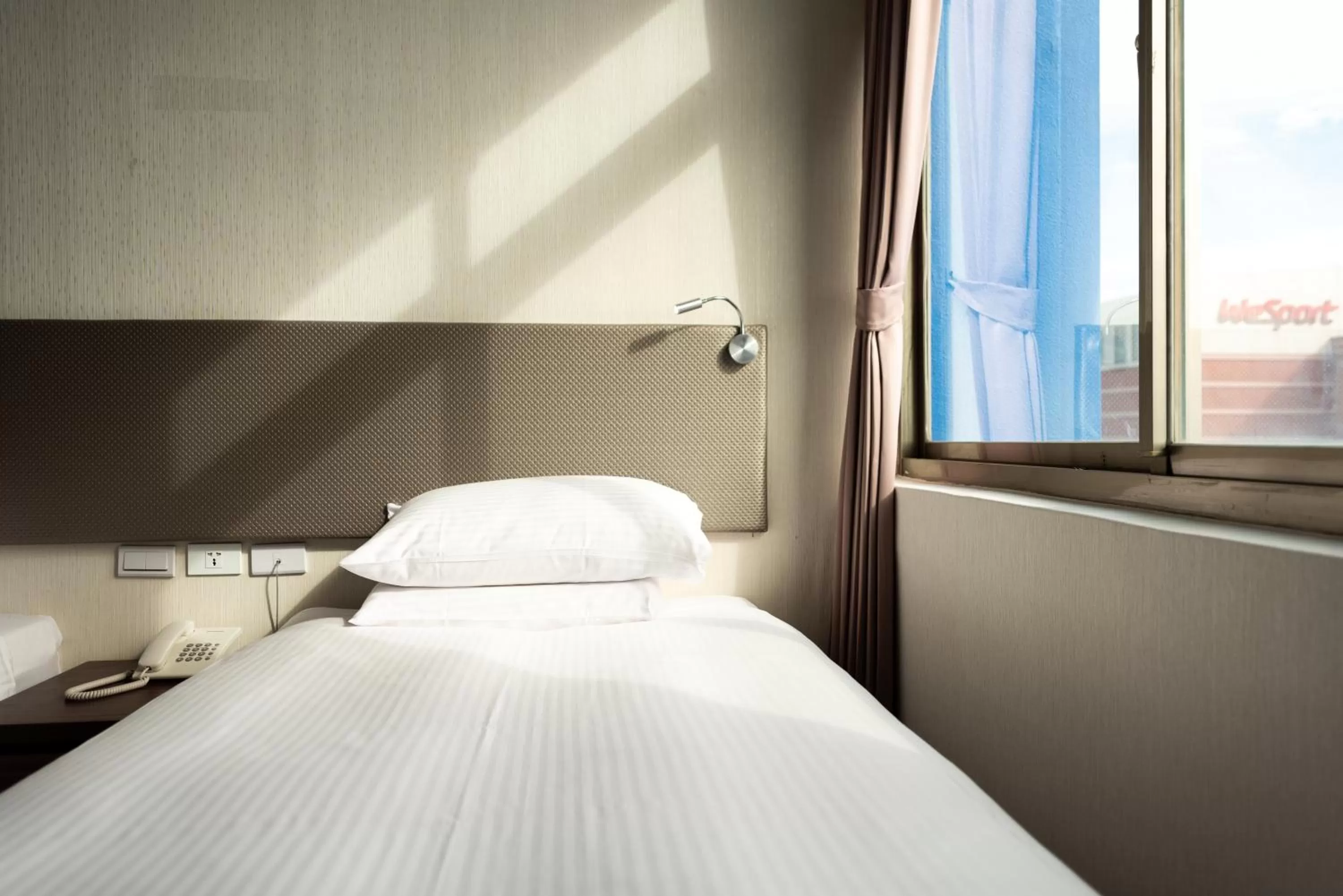 Standard Twin Room in Holiday Garden Hotel SKM Park