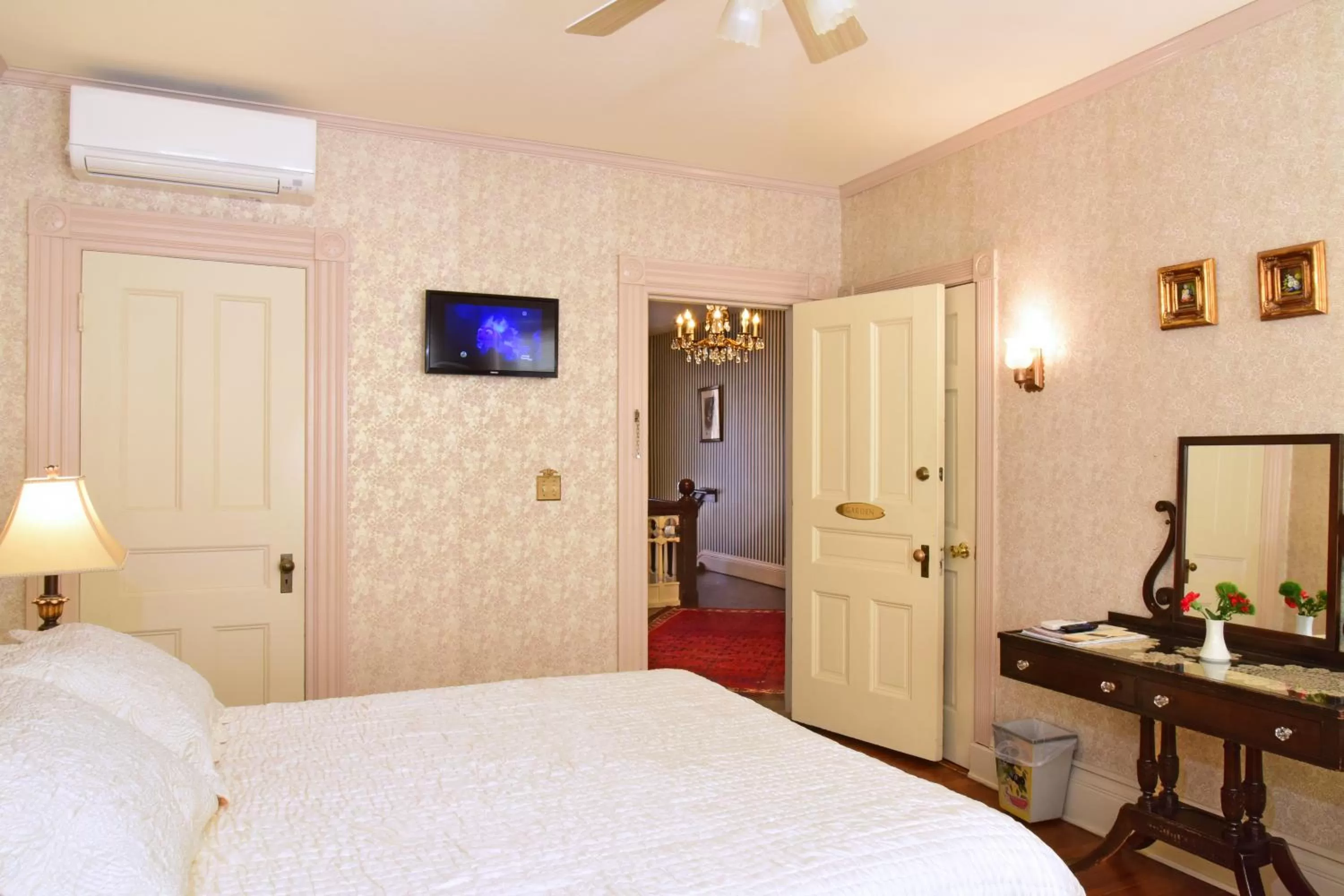 Bedroom, Bed in Wainwright Inn