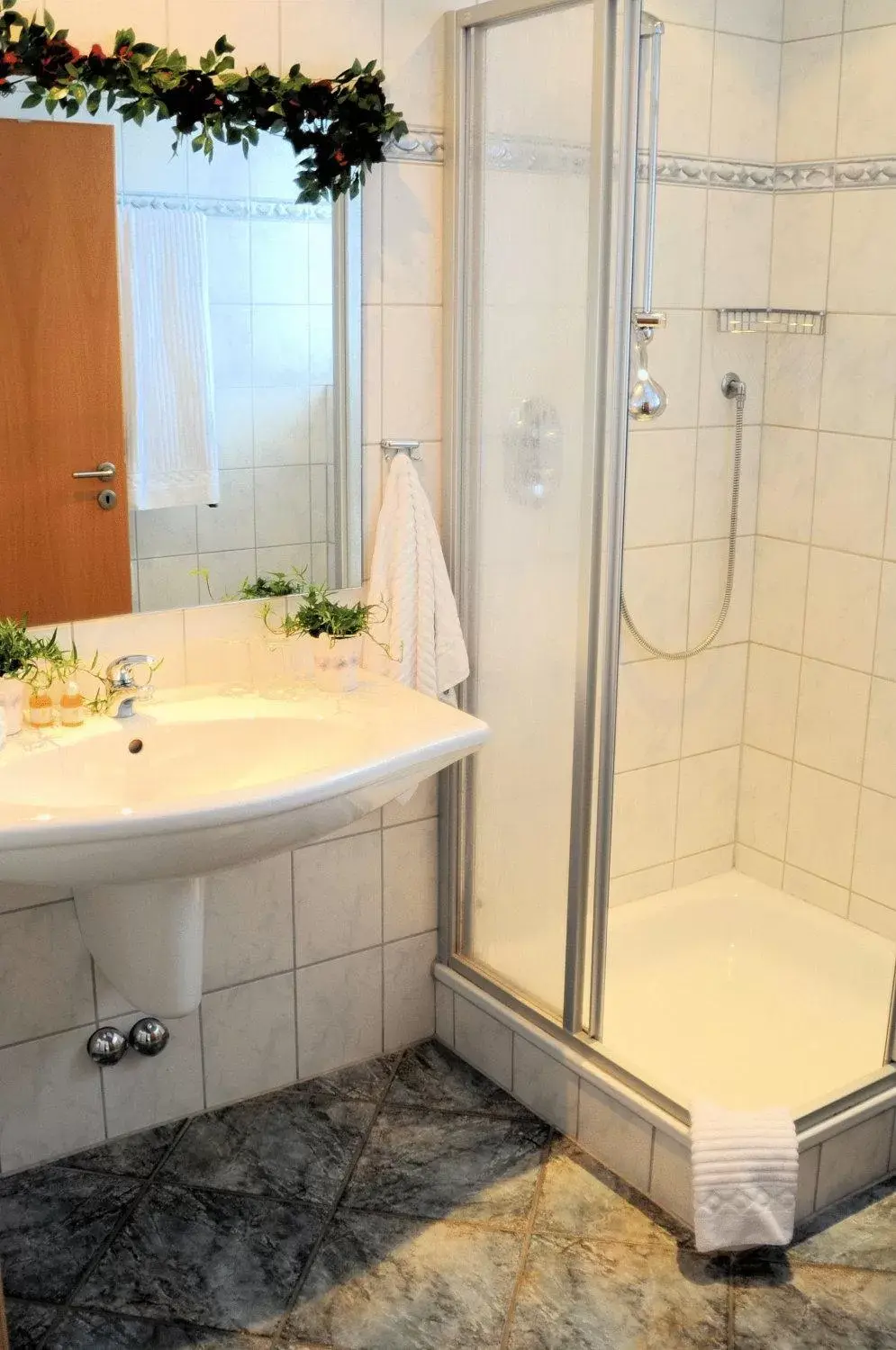Shower, Bathroom in Hotel Restaurant Bürgerklause Tapken