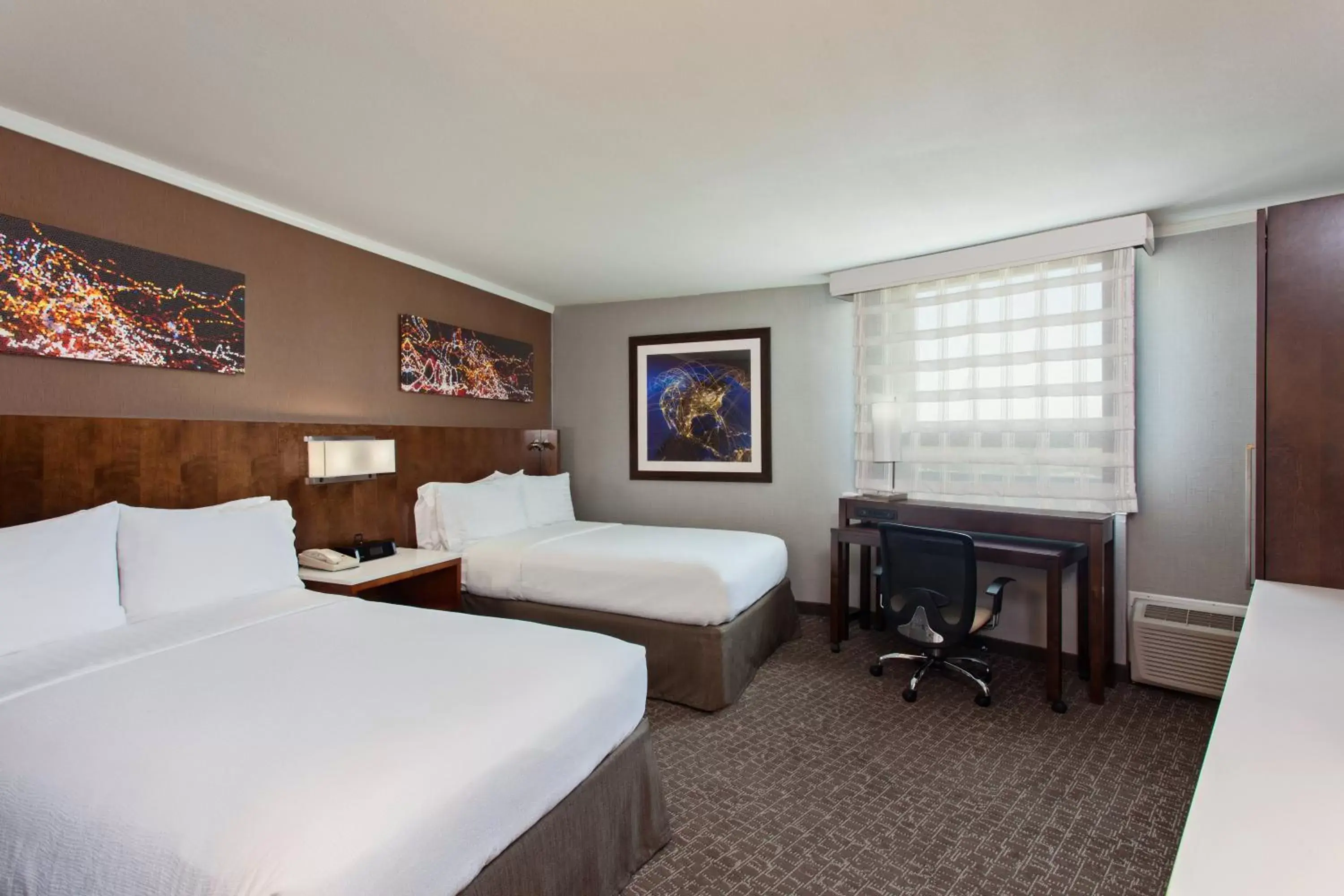 Photo of the whole room, Bed in Holiday Inn Long Beach - Airport, an IHG Hotel
