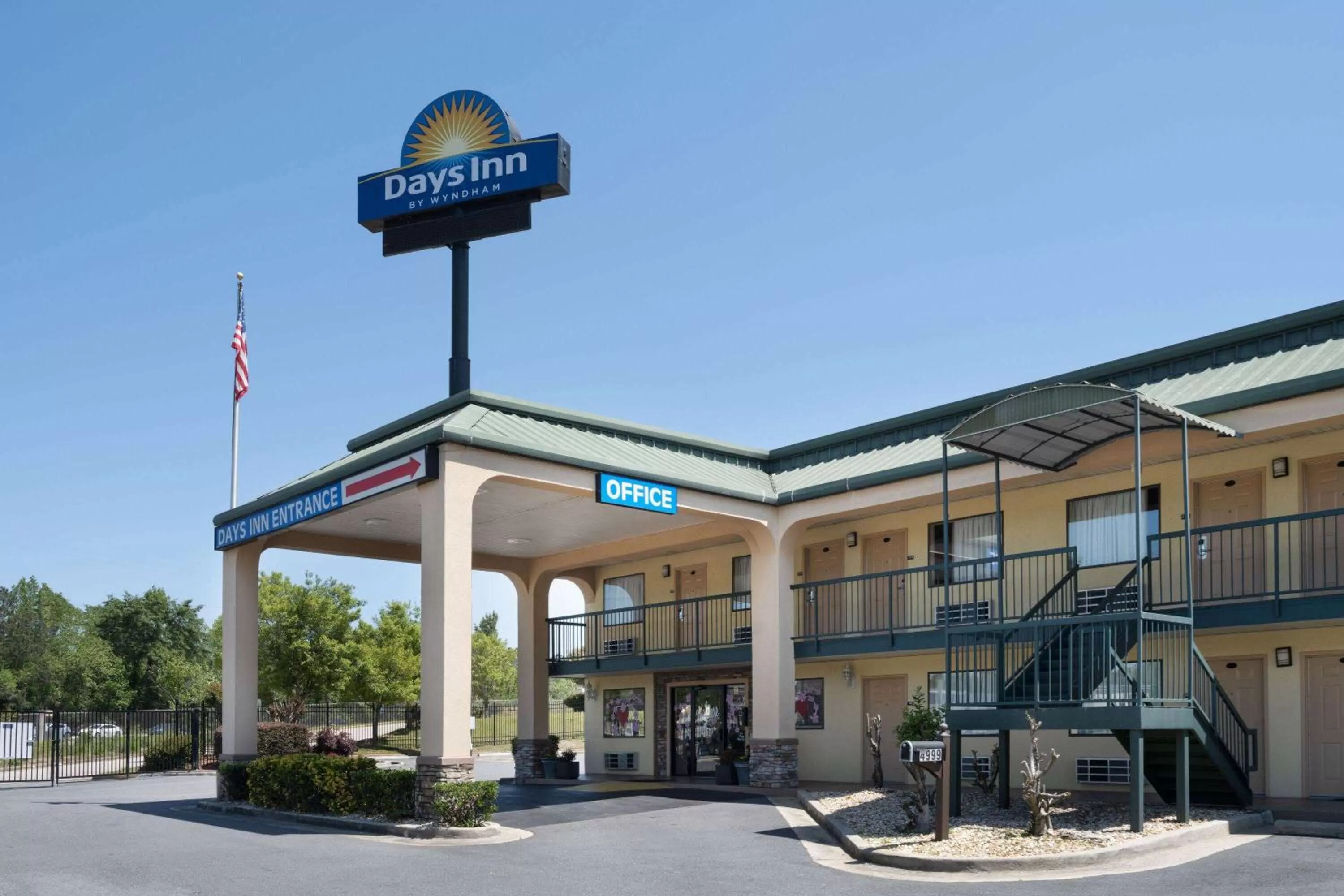Property building in Days Inn by Wyndham Macon I-475