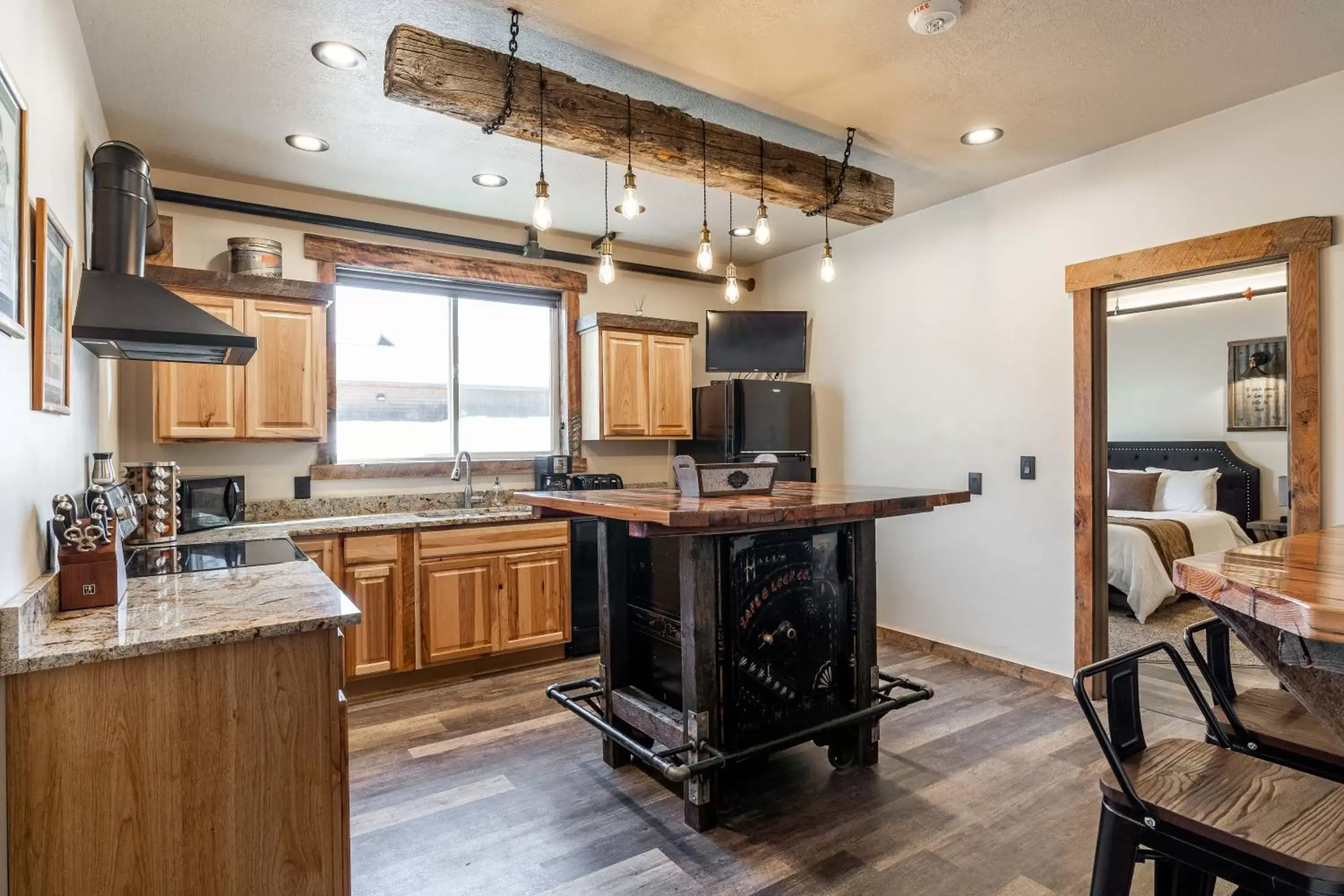 Kitchen or kitchenette, Kitchen/Kitchenette in The Adventure Inn Yellowstone