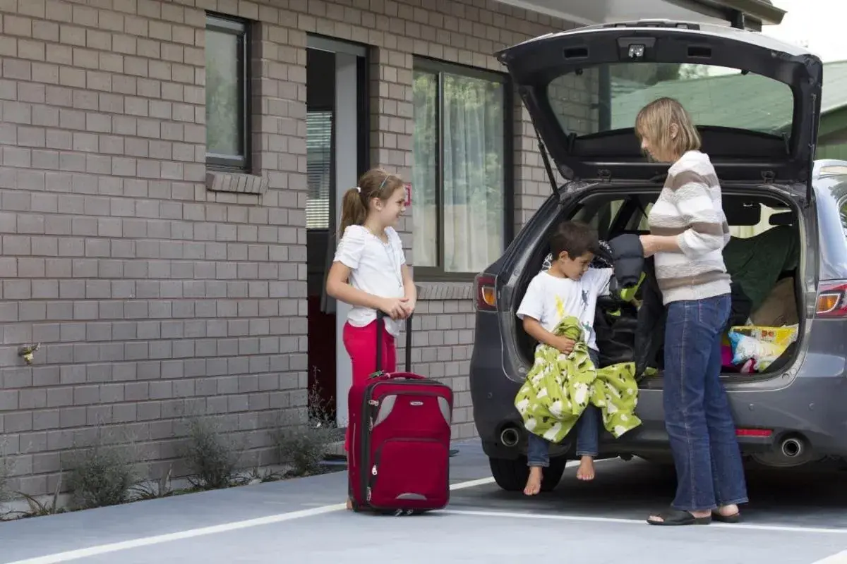 young children in Brooklyn Motor Lodge