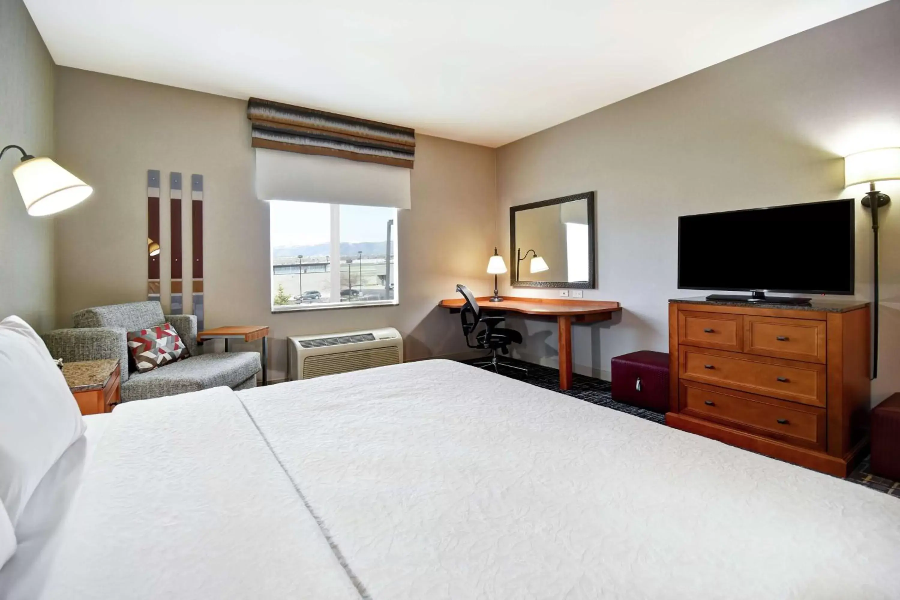 Bed, TV/Entertainment Center in Hampton Inn & Suites Salt Lake City-West Jordan